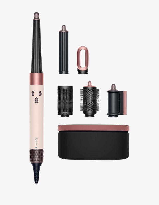 Marka Adı: Dyson
Ürün Adı: Dyson Unisex Çok Amaçlı Saç Şekillendirici
Ürün Cinsiyeti: Unisex
Ürün Tipi: Saç Şekillendirme Seti
Ürün Sezonsallığı: Belirtilmemiş
Ürün Çeşidi: Çok Fonksiyonlu Saç Şekillendirici
Ürün Özellikleri:
Hafif pembe/krem tonlarında zarif bir ana gövdeye sahip bu saç şekillendirici, parlak bakır/rose gold metalik detaylar ve mat siyah aksesuarlarla modern ve şık bir estetik sunar. Set, saçları kıvırmak, düzleştirmek, hacim vermek ve ön kurutma yapmak için tasarlanmış birden fazla değiştirilebilir başlık içerir. Bu başlıklar arasında konik bir maşa başlığı, farklı fırça tiplerine sahip düzleştirici başlıklar ve bir kurutma başlığı bulunmaktadır. Ergonomik olarak tasarlanmış ana cihaz üzerinde kolay kullanım için düğmeler yer alırken, tüm bu parçalar, uyumlu bakır/rose gold kapaklı şık siyah bir saklama kutusunda düzenli bir şekilde sunulur.
Öne Çıkan Detaylar:
- Farklı saç stilleri için çok amaçlı değiştirilebilir başlık sistemi
- Şık krem/pembe altın ve mat siyah renk kombinasyonuyla modern tasarım
- Tüm aksesuarları düzenli tutan ve kolay taşıma imkanı sunan özel saklama kutusu
Kimler Kullanıyor?:
Saç bakımına ve kişisel stiline önem veren, günlük rutininde pratik ve etkili çözümler arayan kişiler bu ürünü tercih edebilir. Evde kuaför kalitesinde sonuçlar elde etmek isteyen, farklı saç görünümlerini kolayca denemeyi seven ve aynı zamanda estetik, ergonomik tasarımlı teknolojik ürünleri yaşam tarzına dahil eden herkes için uygundur.