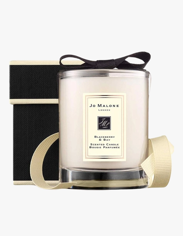 Marka Adı: Jo Malone
Ürün Adı: Jo Malone Blackberry & Bay Kokulu Mum
Ürün Cinsiyeti: Belirtilmemiş
Ürün Tipi: Kokulu Mum
Ürün Sezonsallığı: Belirtilmemiş
Ürün Çeşidi: Dekoratif Ev Kokusu
Ürün Özellikleri: Jo Malone markasına ait, şık ve minimalist tasarımlı cam bir kap içerisinde sunulan Blackberry & Bay kokulu mumdur. Kremsi beyaz renkteki mum, markanın karakteristik sade çizgisini yansıtan şeffaf cam bir kapta yer alır. Mumun üzerinde Jo Malone logosu ve koku adının belirtildiği zarif bir etiket bulunur. Ürün, üst kısmında siyah bir kurdele detayı ile süslenmiş kapağa ve ürünle uyumlu, bej bir kurdele ile sarılmış özel tasarımlı siyah ve bej bir hediye kutusuna sahiptir. Bu detaylar, ürünün hem estetik görünümünü pekiştirir hem de hediye olarak sunulmaya uygun lüks bir hava katar.
Öne Çıkan Detaylar:
- Jo Malone'un özel Blackberry & Bay kokusu
- Şık cam kapta zarif ve minimalist tasarım
- Markaya özgü siyah ve bej kurdele detaylı özel hediye kutusu
Kimler Kullanıyor?: Evinde sofistike ve huzurlu bir ambiyans yaratmayı sevenler, kaliteli ve ayırt edici kokulara önem verenler bu ürünü tercih edebilir. Kendine özen göstermeyi seven veya sevdiklerine unutulmaz bir hediye sunmak isteyenler için idealdir. Yaşam alanlarına estetik bir dokunuş katmayı ve duyularına hitap eden bir atmosfer oluşturmayı arzu eden herkesin beğenisini kazanır.