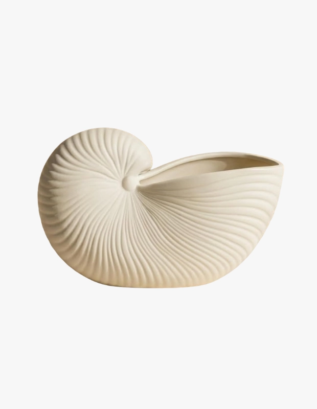 Marka Adı: Belirtilmemiş
Ürün Adı: Conch Dekoratif Tabak
Ürün Cinsiyeti: Belirtilmemiş
Ürün Tipi: Dekoratif Tabak
Ürün Sezonsallığı: Belirtilmemiş
Ürün Çeşidi: Dekoratif Obje
Ürün Özellikleri: Açık krem renginde, nautilus deniz kabuğundan esinlenilmiş spiral formuyla dikkat çeken, mat yüzeyli bir dekoratif tabaktır. Ürünün dış yüzeyindeki belirgin dalgalı doku, tasarımına derinlik ve doğal bir estetik katar. Minimalist ve modern iç mekanlara uyum sağlayan bu obje, takı, anahtar gibi küçük eşyaları düzenlemek veya tek başına estetik bir vurgu olarak kullanılmak üzere tasarlanmıştır.
Öne Çıkan Detaylar:
- Nautilus deniz kabuğu esintili özgün tasarım
- Yüzeyindeki belirgin spiral ve dalgalı doku
- Açık krem rengi mat yüzey
Kimler Kullanıyor?: Ev dekorasyonunda doğal formların ve minimalist estetiğin peşinde olanlar, yaşam alanlarına sakin ve modern bir dokunuş katmak isteyenler bu ürünü tercih edebilir. Deniz esintilerini sevenler, sanatsal ve özgün objelerle kişisel tarzlarını yansıtanlar için idealdir. Yaratıcı ve şık detaylarla evini güzelleştirmekten hoşlanan herkesin beğenisini kazanabilecek bir parçadır.