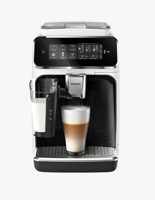Marka Adı: Philips
Ürün Adı: Philips Latte Go Kahve Makinesi
Ürün Cinsiyeti: Belirtilmemiş
Ürün Tipi: Kahve Makinesi
Ürün Sezonsallığı: Belirtilmemiş
Ürün Çeşidi: Tam Otomatik Espresso Kahve Makinesi
Ürün Özellikleri: Bu modern ve şık tam otomatik kahve makinesi, beyaz ve siyah renklerin krom detaylarla harmanlandığı zarif bir tasarıma sahiptir. Ürünün ön yüzündeki dokunmatik ekranı sayesinde espresso, kahve, buzlu kahve, cappuccino ve latte macchiato gibi çeşitli sıcak ve soğuk içecekleri kolayca hazırlama imkanı sunar. Özel entegre süt sistemi ile taze süt bazlı içecekleri tek tuşla, pratik bir şekilde hazırlar ve temizliği kolayca yapılabilir. Sağlam yapısı ve kullanıcı dostu arayüzü ile günlük kahve ritüelinizi keyifli bir deneyime dönüştürür.
Öne Çıkan Detaylar:
- Kullanıcı dostu dokunmatik ekran arayüzü ile tek tuşla farklı kahve çeşitleri hazırlama imkanı sunar.
- Hızlı ve kolay temizlenebilen entegre süt sistemi ile kusursuz süt köpüğü sağlar.
- Beyaz ve siyah renklerin modern uyumuyla mutfaklara estetik ve şık bir görünüm katar.
Kimler Kullanıyor?: Sabah kahvesi keyfini evine taşımak isteyenler, farklı kahve çeşitlerini pratik bir şekilde hazırlamayı sevenler ve özellikle sütlü kahvelerden vazgeçemeyenler için ideal bir tercihtir. Modern yaşamın hızına ayak uydururken kaliteli bir kahve deneyimi arayan, şıklığı ve fonksiyonelliği bir arada arayan herkesin mutfağında yerini alabilir. Güne lezzetli bir başlangıç yapmak isteyenlerden, misafirlerine özel kahveler sunmaktan hoşlananlara kadar geniş bir kullanıcı kitlesine hitap eder.