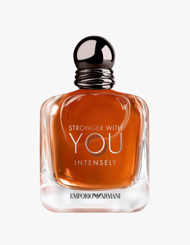 Marka Adı: Emporio Armani
Ürün Adı: Emporio Armani Erkek Stronger With You Intensely Parfüm
Ürün Cinsiyeti: Erkek
Ürün Tipi: Parfüm
Ürün Sezonsallığı: Belirtilmemiş
Ürün Çeşidi: Belirtilmemiş
Ürün Özellikleri: Bu Emporio Armani erkek parfümü, şık ve modern bir tasarıma sahip şeffaf cam şişesiyle dikkat çeker. İçinde barındırdığı sıcak kehribar rengi sıvı, kokunun derinliğini ve yoğunluğunu görsel olarak yansıtır. Şişenin üst kısmında, metalik gri tonlarda, parlak ve bombeli bir kapak bulunur; bu kapak, şişenin boynunda yer alan tırtıklı halka detayıyla tamamlanmıştır. Ön yüzünde belirgin ve çerçeveli harflerle STRONGER WITH YOU INTENSELY yazısı yer alırken, alt kısmında markanın EMPORIO ARMANI logosu şık bir şekilde konumlandırılmıştır. Yoğunluğa işaret eden Intensely ibaresi, kalıcı ve etkileyici bir koku deneyimi vadeder.
Öne Çıkan Detaylar:
- Şık ve modern cam şişe tasarımı
- Sıcak kehribar rengi, dikkat çekici parfüm sıvısı
- Metalik gri tonlarda, bombeli ve tırtıklı özel tasarım kapak
- STRONGER WITH YOU INTENSELY yazısıyla güçlü bir duruş
Kimler Kullanıyor?: Kendine özgü ve güçlü bir duruş sergilemek isteyen, modern ve karizmatik erkeklerin tercihi olan bu parfüm, kişisel stilini tamamlamak ve akılda kalıcı bir iz bırakmak isteyenler için idealdir. Etkileyici ve yoğun kokuları seven, hem günlük kullanımda hem de özel anlarda sofistike bir dokunuş arayan bireyler bu özel kokuyu benimseyecektir.