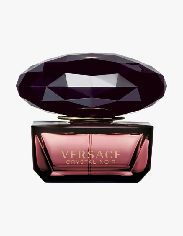 Marka Adı: Versace
Ürün Adı: Versace Kadın Crystal Noir Parfüm
Ürün Cinsiyeti: Kadın
Ürün Tipi: Parfüm
Ürün Sezonsallığı: Belirtilmemiş
Ürün Çeşidi: Belirtilmemiş
Ürün Özellikleri: Bu Versace Kadın Crystal Noir Parfüm, gizemli ve sofistike bir estetiğe sahip, fasetli, koyu mor/siyah renkte değerli taş görünümlü kapağı ve köşeli hatlara sahip şeffaf cam şişesiyle öne çıkar. Şişenin içindeki koyu pembe/kırmızı tonlarındaki parfüm sıvısı, şişenin lüks ve çarpıcı tasarımını tamamlar. Altın rengi detaylar ürünün premium kalitesini vurgular. Kalıcılığı yüksek ve dengeli kompozisyonuyla özel anlar için tasarlanmış zamansız bir koku sunar.
Öne Çıkan Detaylar:
- Fasetli, koyu renk, değerli taş görünümlü şık kapak tasarımı
- Koyu pembe/kırmızı tonlarında görünen gizemli parfüm sıvısı
- Altın rengi VERSACE ve CRYSTAL NOIR yazılarıyla zenginleştirilmiş lüks cam şişe
Kimler Kullanıyor?: Şıklığından ve gizeminden ödün vermeyen, kendinden emin ve modern kadınlar için tasarlanmış bu parfüm, iddialı bir duruş sergilemek isteyenlerin tercihi olabilir. Özel davetlerden günlük kullanıma kadar her anına sofistike bir dokunuş katmak isteyenler, bu kalıcı ve etkileyici kokuyu rahatlıkla taşıyabilir.