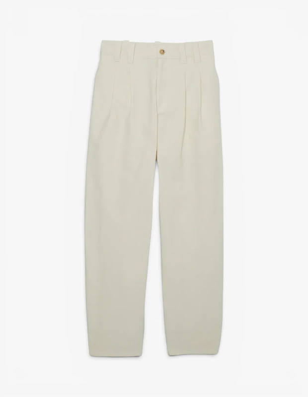 Marka Adı: A.P.C.
Ürün Adı: A.P.C. Kadın Willow Pantolon Off-White
Ürün Cinsiyeti: Kadın
Ürün Tipi: Pantolon
Ürün Sezonsallığı: Yaz
Ürün Çeşidi: Pileli Pantolon
Ürün Özellikleri: Krem rengi tonlarında, ön kısmında modern pile detayları bulunan, düz dokulu kumaştan üretilmiş bir kadın pantolonudur. Yüksek bel kesimine sahip olup, kemer köprüleri ile tamamlanmıştır. Ön kısmında düğme ve fermuar kapama detayı bulunur. Rahat ve düz paça kesimi sayesinde gün boyu konfor sunarken, zamansız ve minimalist stiliyle farklı kombinlere kolayca adapte olabilir.
Öne Çıkan Detaylar:
- Ön kısmında şık pile detayları
- Yüksek bel ve rahat, düz paça kesimi
- Zamansız ve çok yönlü off-white rengi
Kimler Kullanıyor?: Modern ve sofistike bir stil anlayışına sahip, giyiminde minimalizmi ve rahatlığı ön planda tutan herkes bu pantolonu tercih edebilir. Kapsül gardırop oluşturmayı seven, kaliteli ve zamansız parçalarla şık kombinler yaratmaktan hoşlanan bireyler için idealdir. Hem günlük şehir hayatında hem de daha özel anlarda zahmetsiz bir zarafet arayan, quiet luxury estetiğini benimseyen stil sahibi kişilerin gardırobunun vazgeçilmez bir parçası olacaktır.