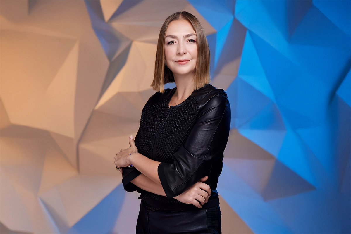 Görünenin Ötesine Yolculuk: Arzu Kaprol, “Beyond Visible” Dünyasını ve İlk Erkek Koleksiyonunu OGGUSTO’ya Anlattı