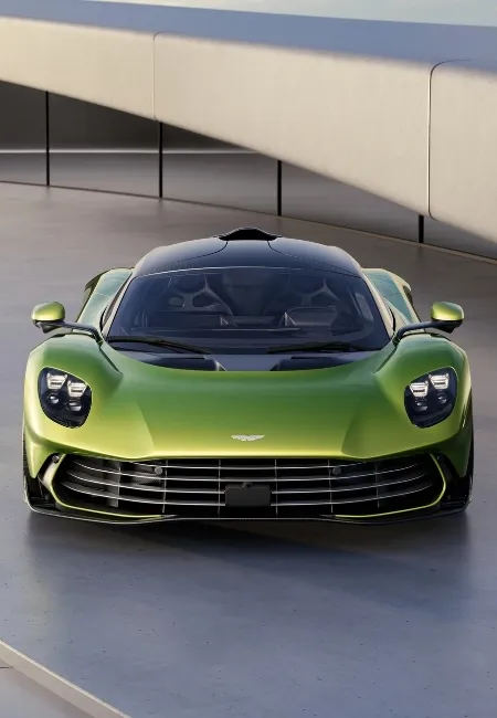 Parlak yeşil rengiyle dikkat çeken Aston Martin Valhalla, Formula 1 teknolojisinden ilham alan agresif ön tasarımı, keskin farları ve geniş ızgarasıyla markanın radikal hibrit süper otomobil kimliğini gözler önüne seriyor.