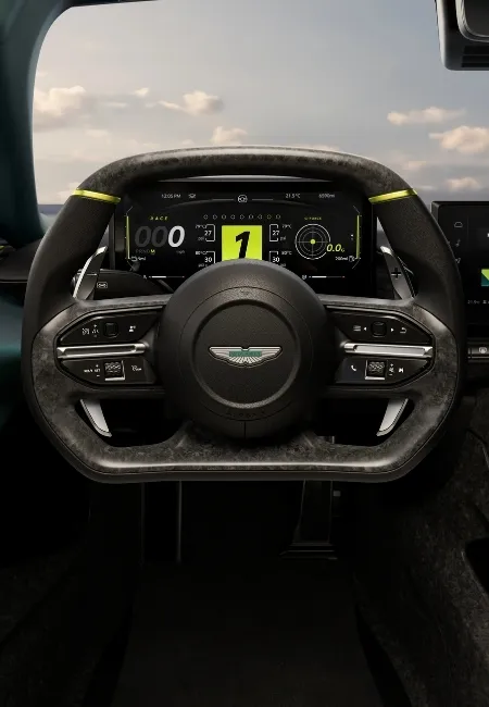 Aston Martin Valhalla'nın karbon fiber detaylarla zenginleştirilmiş, Formula 1 yarış otomobillerinden ilham alan direksiyonu ve hız, vites gibi yarış verilerini gösteren modern dijital gösterge paneli, bu ileri nesil hypercar'ın teknoloji ve performansa odaklı iç mekanını gözler önüne seriyor.