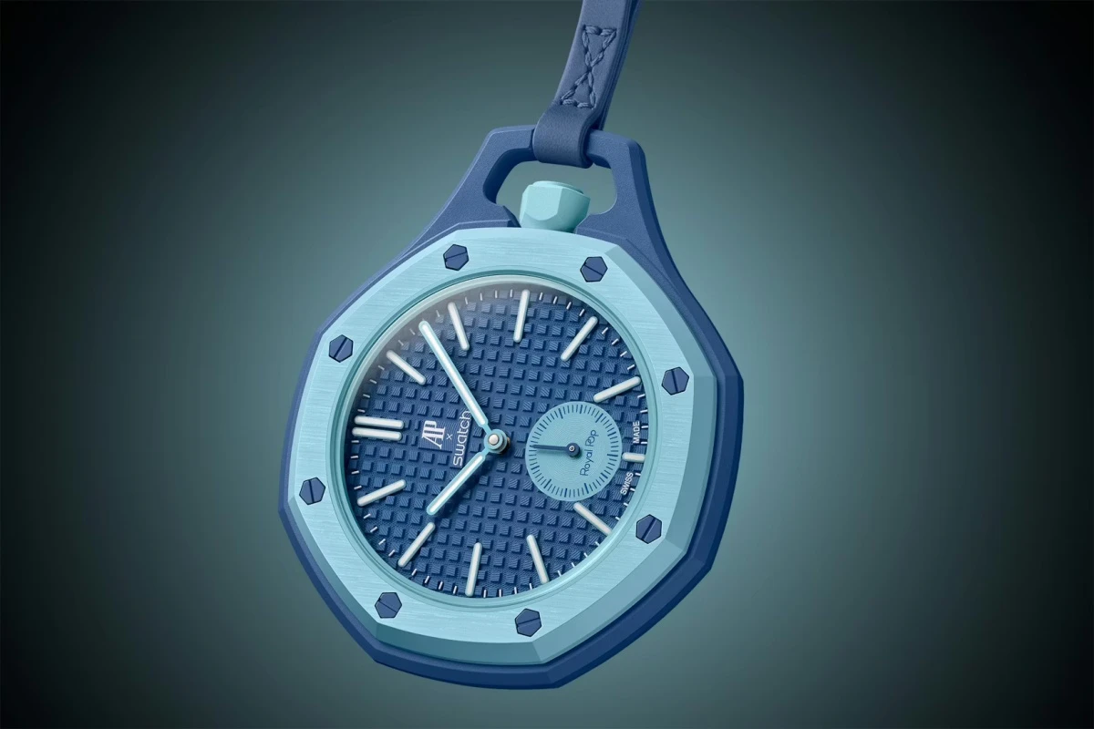 Audemars Piguet Swatch iş birliğinin bir ürünü olan bu Royal Pop cep saati, açık turkuaz ve koyu mavi tonlarında sekizgen bir kasaya, dokulu mavi bir kadrana ve AP x Swatch logosunun yanı sıra küçük bir saniye kadranında Royal Pop yazısına sahip.