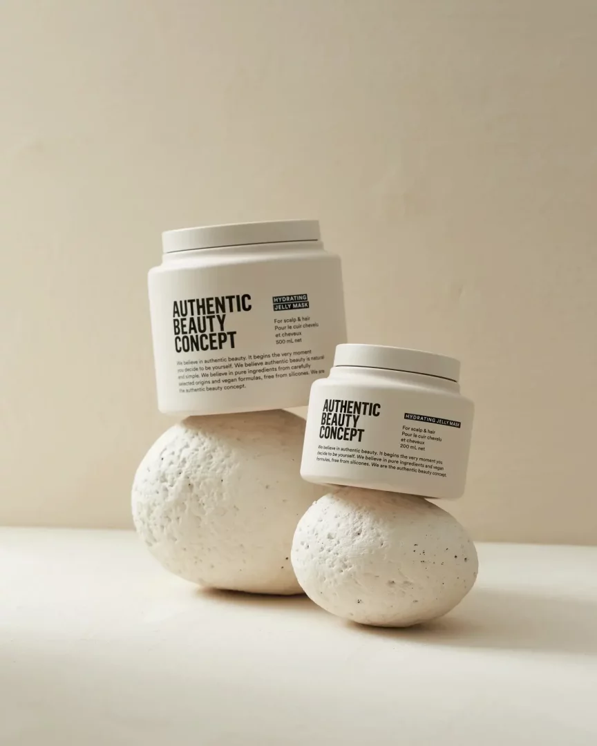 Marka Adı: Authentic Beauty Concept
Ürün Adı: Authentic Beauty Concept Nemlendirici Jel Maske
Ürün Cinsiyeti: Unisex
Ürün Tipi: Saç ve Saç Derisi Maskesi
Ürün Sezonsallığı: Belirtilmemiş
Ürün Çeşidi: Nemlendirici Jel
Ürün Özellikleri: Authentic Beauty Concept Nemlendirici Jel Maske, saç derisi ve saçlar için özel olarak geliştirilmiş, jel yapılı bir maskedir. Spirulina ve yatıştırıcı etkisiyle bilinen aloe vera özleri ile zenginleştirilmiş formülü sayesinde saç derisine ağırlık yapmadan derinlemesine nem sağlar. Saç köklerini ferahlatıp sakinleştirirken, saç tellerinin parlaklığını ve canlılığını geri kazanmasına yardımcı olur. Özenle seçilmiş saf ve vegan formülü silikon içermez, bu da ürünün doğallığını ve çevre dostu yaklaşımını vurgular.
Öne Çıkan Detaylar:
- Saç derisi ve saçlar için nemlendirici jel formül
- Spirulina ve aloe vera özleri ile zenginleştirilmiştir
- Saçları ağırlaştırmadan derinlemesine nemlendirir ve canlandırır
Kimler Kullanıyor?: Sağlıklı ve dengeli bir saç derisine önem veren, saçlarını ve saç derisini ağırlaştırmadan nazikçe nemlendirmek ve sakinleştirmek isteyen herkes bu ürünü tercih edebilir. Özellikle detoks sonrası hassaslaşan veya kuruyan saç derisini yatıştırmak, saç tellerine canlılık kazandırmak ve temiz içerikli, vegan formülleri günlük rutinlerine dahil etmek isteyen bireyler için idealdir. Doğal ve otantik güzellik anlayışını benimseyen, bütünsel bir saç bakım deneyimi arayan kişiler için uygundur.