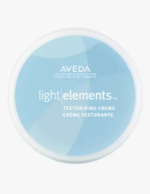 Marka Adı: Aveda
Ürün Adı: Aveda Light Elements Ağırlık Yapmayan Şekillendirici Krem
Ürün Cinsiyeti: Erkek
Ürün Tipi: Saç Şekillendirici Krem
Ürün Sezonsallığı: Belirtilmemiş
Ürün Çeşidi: Belirtilmemiş
Ürün Özellikleri: Aveda Light Elements Doku Veren Krem, saçlara ağırlık yapmadan esnek bir tutuş ve doğal bir doku kazandırmak için özel olarak formüle edilmiştir. Ürün, markanın felsefesine uygun olarak saf çiçek ve bitki özlerinin bilimle harmanlandığı bir içeriğe sahiptir. Saçı sertleştirmeden, doğal hareketini destekleyen bu hafif krem, kolayca uygulanır ve gün boyu kalıcı, esnek bir şekillendirme sağlar. Saç tellerine hacim ve yapı kazandırırken aynı zamanda bakımlı bir görünüm sunar.
Öne Çıkan Detaylar:
- Saçlara ağırlık yapmayan, ultra hafif formül
- Esnek tutuş sağlayarak doğal hareketli saç modellerini destekler
- Saf çiçek ve bitki özleri ile zenginleştirilmiş içerik
Kimler Kullanıyor?: Saçlarında doğal bir doku ve esnek bir tutuş arayan, zamansız ve rafine bir estetiği benimseyen erkekler bu şekillendirici kremi tercih edebilirler. Saçlarının ağırlaşmasını veya sertleşmesini istemeyen, modern centilmen tarzını eforsuzca yansıtmak isteyenler için idealdir. Özellikle Old Money, Curtain (Perde Kesim) veya Modern Yan Ayrım gibi modelleri uygularken saçın doğal akışını korumak isteyen kullanıcılar için vazgeçilmez bir üründür.