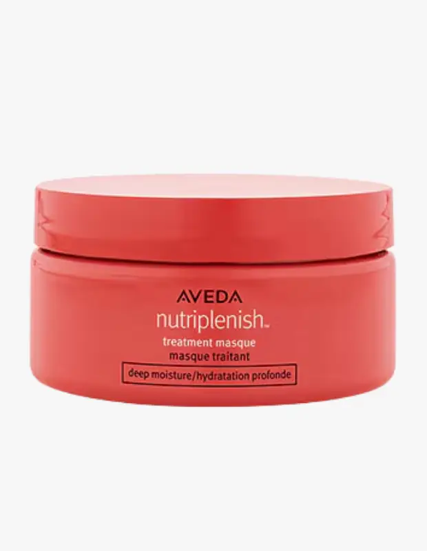 Marka Adı: Aveda
Ürün Adı: Aveda Nutriplenish Kuru Saçlar İçin Yoğun Nemlendirici Maske
Ürün Cinsiyeti: Unisex
Ürün Tipi: Saç Maskesi
Ürün Sezonsallığı: Belirtilmemiş
Ürün Çeşidi: Yoğun Nemlendirici

Ürün Özellikleri:
Bu Aveda Nutriplenish saç maskesi, kuru saçlara derinlemesine nem ve besin sağlamak üzere özel olarak geliştirilmiş yoğun etkili bir bakım ürünüdür. Nar çekirdeği yağı ve omega-5 bakımından zengin Süper Gıda Kompleksi ile formüle edilmiştir. Saç tellerinin açlığını gidererek onlara esneklik, parlaklık ve yumuşaklık kazandırmayı hedefler. Kalın telli saçlar için de özellikle uygun olan bu maske, saçın nem dengesini korumasına yardımcı olurken yıpranmış görünümlerin önüne geçmeyi destekler.

Öne Çıkan Detaylar:
- Kuru saçlar için derinlemesine yoğun nemlendirme sağlar.
- Nar çekirdeği yağı ve omega-5 içeren Süper Gıda Kompleksi ile zenginleştirilmiştir.
- Kalın telli saçların besin ihtiyacını karşılayarak esneklik ve parlaklık kazandırır.

Kimler Kullanıyor?:
Saçları kuruluktan cansızlaşmış, matlaşmış ve nem eksikliği çeken herkes bu yoğun nemlendirici saç maskesinden faydalanabilir. Özellikle kalın telli saçlara sahip olup saçlarının sertleşmesinden, şekil almasının zor olmasından ve kontrolsüz görünmesinden şikayetçi olanlar için ideal bir çözüm sunar. Bitkisel içeriklerle zenginleştirilmiş, saçlarına derinlemesine bakım ve besin takviyesi arayan bireylerin bakım rutininde vazgeçilmez bir yer edinebilir.
