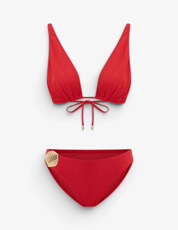 Marka Adı: Bia Swimwear
Ürün Adı: Bia Swimwear Kadın Coralisse Bikini Takımı
Ürün Cinsiyeti: Kadın
Ürün Tipi: Bikini Takımı
Ürün Sezonsallığı: Yaz
Ürün Çeşidi: V Yaka Üçgen Bikini
Ürün Özellikleri: Canlı kırmızı renkteki bu kadın bikini takımı, esnek ve rahat mayo kumaşından üretilmiştir. Üst parçası, derin V yakalı üçgen kesime sahip olup, ön kısmındaki bağlama detayı ve arkadan ayarlanabilir askıları sayesinde kişiselleştirilebilir bir uyum sunar. Alt parça ise klasik kesimi ve yan tarafındaki zarif altın renkli deniz kabuğu aksesuarıyla plaj stilinize sofistike bir dokunuş katar. Hem şık hem de fonksiyonel yapısıyla hareket özgürlüğü sağlar.
Öne Çıkan Detaylar:
- Derin V yakalı, ayarlanabilir bağlama detaylı üçgen bikini üstü
- Altın renkli, deniz kabuğu formunda şık yan aksesuar detayı
- Canlı ve enerjik kırmızı renk
- Kişiye özel uyum sağlayan ayarlanabilir askılar ve bağlama detayı
Kimler Kullanıyor?: Güneşin ve denizin tadını çıkarırken hem konforlu hem de şık görünmek isteyenler için idealdir. Plaj modasında canlı renkleri ve zarif detayları bir araya getiren tasarımları tercih edenler, klasik kesimlerle modern dokunuşları harmanlayan stillere ilgi duyanlar bu bikini takımını severek kullanabilir. Tatil bavullarında göz alıcı bir parça arayan, enerjisini yansıtmaktan çekinmeyen herkesin beğenisine sunulmuştur.