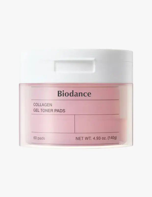 Marka Adı: Biodance
Ürün Adı: Biodance Collagen Gel Toner Pads
Ürün Cinsiyeti: Unisex
Ürün Tipi: Toner Pad
Ürün Sezonsallığı: Her Mevsim
Ürün Çeşidi: Cilt Bakım Ürünü, Tonik Pedleri
Ürün Özellikleri: Bu Biodance Collagen Gel Toner Pads, düşük molekül ağırlıklı kolajen, hyalüronik asit ve nem destekleyici aktiflerle formüle edilmiş jel dokulu pedlerdir. Cilde yoğun nem verirken daha dolgun ve Kore'nin popüler cam cilt görünümünde bir bitiş sağlamayı hedefler. Cildi nazikçe hazırlar, nem bariyerini destekler ve taze, yatışmış bir cilt hissi bırakır. Beyaz kapaklı, şeffaf pembe kutu içerisinde 60 adet ped bulunur.
Öne Çıkan Detaylar:
- Düşük molekül ağırlıklı kolajen ile cilde derinlemesine nem ve dolgunluk kazandırır.
- Ciltte imrenilen cam cilt parlaklığını ve pürüzsüzlüğü destekler.
- Jel dokulu yapısıyla cilt bariyerini güçlendirir ve yatıştırıcı etki sunar.
Kimler Kullanıyor?: Ciltlerinin yoğun nem ihtiyacını karşılamak, elastikiyetini artırmak ve daha dolgun bir görünüme kavuşturmak isteyenler için idealdir. Parlak ve pürüzsüz cam cilt görünümünü arzulayan, aynı zamanda pratik ve etkili bir cilt hazırlığı rutini benimseyen herkesin cilt bakım çantasında yerini alabilir.