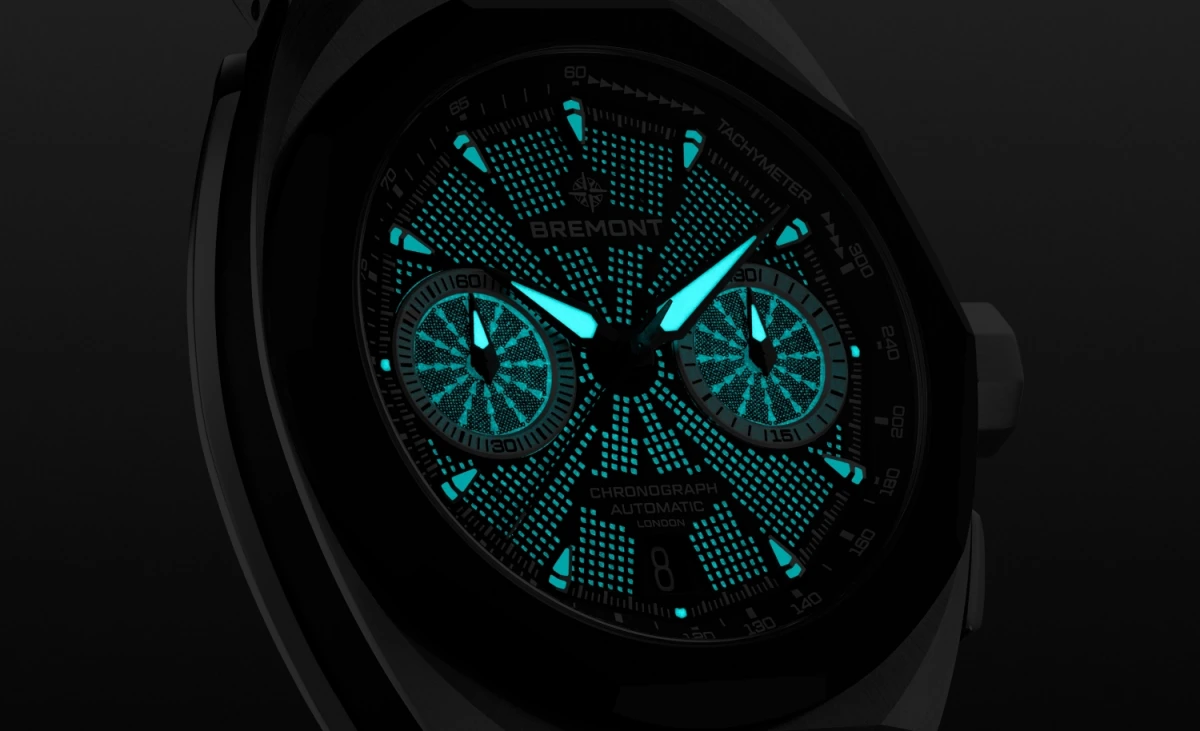 Canlı turkuaz renkte parlayan fosforlu kadran ve ibreleriyle Bremont Supernova Chronograph saati karanlık bir ortamda net bir görünüm sunarak, özellikle aydaki saat temasının vurgulandığı gece kullanımına uygunluğunu gözler önüne seriyor.