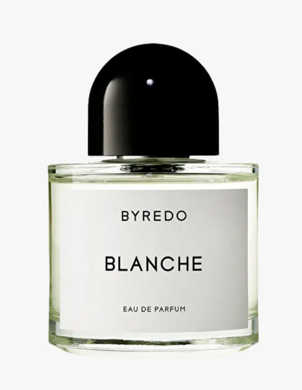 Marka Adı: Byredo
Ürün Adı: Byredo Kadın Blanche EDP Parfüm
Ürün Cinsiyeti: Kadın
Ürün Tipi: Eau de Parfum (EDP)
Ürün Sezonsallığı: Yaz
Ürün Çeşidi: Temiz ve Ferah Parfüm
Ürün Özellikleri: Şeffaf cam şişede sunulan Byredo Blanche EDP, üzerinde Byredo, Blanche ve Eau de Parfum yazılı beyaz bir etikete sahiptir ve minimalist siyah, yarım küre şeklinde bir kapağa sahiptir. Aldehitlerin, beyaz gülün ve miskin modern moleküler yorumlarıyla temiz ve ferah bir koku deneyimi sunan bu parfüm, yeni yıkanmış pamuklu çarşafların saf ve huzurlu esintisini çağrıştırır. Tenle bütünleşen pudralı ve minimalist yapısıyla yüksek hava sıcaklıklarında dahi tazeliğini koruyan, cildin doğal kimyasını ön plana çıkaran sofistike bir stil sunar.
Öne Çıkan Detaylar:
- Aldehitler ve beyaz gülün ferahlatıcı gücünü misk ile birleştiren özel formül.
- Tertemiz pamuklu çarşafların saf ve huzurlu esintisini tende hissettirir.
- Yüksek sıcaklıklarda dahi tazeliğini koruyan, minimalist ve sofistike bir 'skin-scent' etkisi sunar.
Kimler Kullanıyor?: Duştan yeni çıkmış gibi ferah ve temiz bir his arayanlar için idealdir. Klasik ağır kokuların yerine, zahmetsiz bir zarafeti ve minimalist bir 'skin-scent' etkisini tercih edenler, günlük kullanımda tazeliğini koruyan, sofistike ve huzurlu bir imza arayanlar bu kokunun saflığına bayılacak.