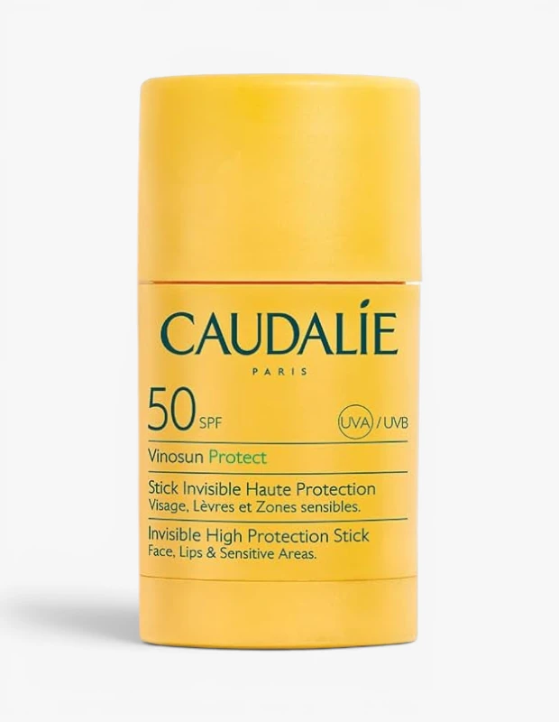 Marka Adı: Caudalie
Ürün Adı: Caudalie Vinosun Protect Invisible Yüksek Koruyucu Stick Güneş Kremi SPF 50+
Ürün Cinsiyeti: Unisex
Ürün Tipi: Stick Güneş Koruyucu
Ürün Sezonsallığı: Dört Mevsim
Ürün Çeşidi: Güneş Kremi (Stick Form)
Ürün Özellikleri: Bu Caudalie Vinosun Protect Stick, yüz, dudaklar ve hassas bölgeler için özel olarak formüle edilmiş, SPF 50 yüksek faktörlü UVA/UVB koruması sunan bir güneş koruyucudur. Görünmez yapısıyla ciltte ağırlık veya yağlı bir his bırakmadan hızla emilir, güçlü güneş koruması ile cilt bariyerini desteklerken pratik stick formu sayesinde kolay ve temiz bir uygulama sağlar. Günlük kullanım için ideal olup, makyaj üzerine tazeleme ve belirli bölgelere yoğun koruma sağlamak amacıyla tasarlanmıştır.
Öne Çıkan Detaylar:
- Yüz, dudaklar ve hassas bölgeler için özel olarak tasarlanmış, SPF 50 ile yüksek UVA/UVB koruması.
- Ciltte görünmez bir bitiş ve yağlı his bırakmadan hızla emilen formül.
- Pratik stick formatı sayesinde kolay ve hızlı uygulama imkanı.
Kimler Kullanıyor?: Güneşin zararlı etkilerinden korunurken pratikliği ve konforu bir arada arayan herkes bu ürünü tercih edebilir. Özellikle yüz, dudak ve diğer hassas bölgelerde yüksek koruma ihtiyacı duyanlar, makyajlarını bozmadan gün içinde güneş korumalarını tazelemek isteyenler ve aktif yaşam tarzına sahip bireyler için idealdir. Hafif, yağsız formülü sayesinde ciltte ağırlık yapmazken, kolay uygulanabilir stick yapısıyla her an yanlarında taşıyıp hızla tazeleme imkanı sunan bu ürün, güneş korumasını günlük rutinlerinin ayrılmaz bir parçası haline getirenlerin vazgeçilmezi olacaktır.
