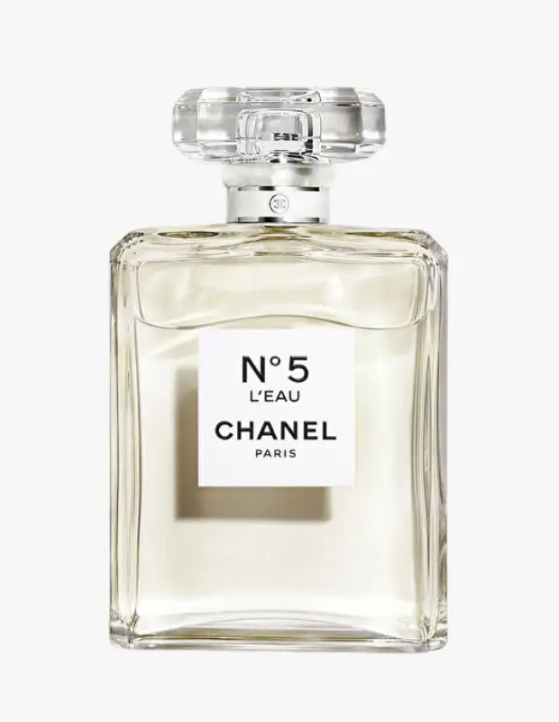 Marka Adı: Chanel
Ürün Adı: Chanel Kadın N°5 L'Eau Sprey
Ürün Cinsiyeti: Kadın
Ürün Tipi: Parfüm Spreyi
Ürün Sezonsallığı: Yazlık
Ürün Çeşidi: Temiz ve Ferah
Ürün Özellikleri: Chanel'in ikonik N°5 serisinin modern ve ferah bir yorumu olan bu parfüm spreyi, şeffaf cam şişesi ve zarif şeffaf kapağıyla klasikleşmiş bir tasarıma sahiptir. İçeriğindeki canlandırıcı narenciye notaları ve dinamik aldehitlerin eşsiz harmanı sayesinde, tende güneşli bir bahar sabahının berraklığını ve zahmetsiz bir şıklığı hissettirir. Özellikle yaz ayları için ideal olan bu kadın parfümü, temiz ve ferah bir koku deneyimi sunar.
Öne Çıkan Detaylar:
- Canlandırıcı narenciye ve dinamik aldehit notaları içerir
- Temiz ve ferah bir koku profili sunar
- İkonik Chanel N°5 serisinin modern ve hafif yorumu
Kimler Kullanıyor?: Doğal, ferah ve zahmetsiz bir şıklığı tercih edenler bu parfümü severek kullanabilir. Özellikle temiz, duş sonrası tazeliği veren kokuları arayanlar ve klasik, ağır parfümler yerine daha dinamik ve hafif bir imza arayışında olanlar için ideal bir seçenektir. Gündelik kullanıma uygun, taze ve modern bir hava katmak isteyen herkes için mükemmeldir.