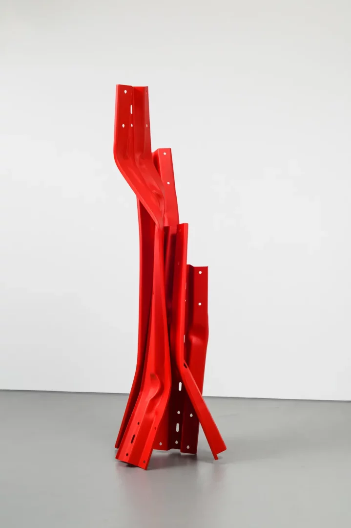 Beyaz duvar ve gri zeminli bir sanat galerisi ortamında sergilenen, parlak kırmızı renkteki bükülmüş ve delikli metal levhalardan oluşan bu modern ve dinamik soyut heykel, Contemporary Istanbul kapsamında öne çıkabilecek çağdaş sanat örneklerinden birini temsil ediyor.