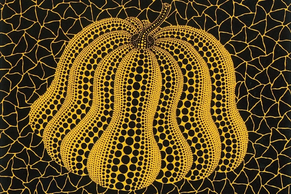 Çağdaş Sanatın uluslararası buluşma noktası Contemporary İstanbul fuarı kapsamında sergilenen eserlerden biri olarak, Yayoi Kusama'nın karakteristik puantiyeleriyle bezeli sarı kabak motiflerinin siyah bir zemin üzerinde dalgalı formlarda yükseldiği, arka planındaki çatlak desenlerle hareket kazanan etkileyici bir görsel.
