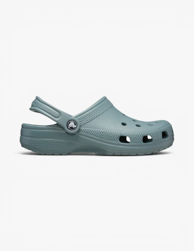 Marka Adı: Crocs
Ürün Adı: Crocs Classic Clog Erkek Terlik
Ürün Cinsiyeti: Erkek
Ürün Tipi: Terlik
Ürün Sezonsallığı: Yaz
Ürün Çeşidi: Sabo Terlik
Ürün Özellikleri: Hafif ve dayanıklı Croslite malzemeden üretilmiş bu ikonik terlik, ayaklara eşsiz bir rahatlık sunar. Klasik delikli tasarımı sayesinde üstün havalandırma sağlar ve suyun kolayca tahliye edilmesini mümkün kılar. Dönebilen topuk kayışı, ürünü hem terlik hem de sandalet olarak iki farklı şekilde kullanma imkanı verir. Su yeşili tonlarındaki rengiyle dikkat çeken bu model, kaymaz tabanı sayesinde farklı zeminlerde güvenli adım atmanıza yardımcı olur.
Öne Çıkan Detaylar:
- İkonik Crocs konforu ve hafif Croslite malzeme.
- Dönebilen topuk kayışı ile iki farklı kullanım şekli.
- Hızlı kuruma ve havalandırma sağlayan delikli tasarım.
Kimler Kullanıyor?: Konforu ve pratikliği yaşam tarzının merkezine koyan, ister evde ister tatilde olsun rahatlığından ödün vermek istemeyen herkes bu terliği tercih edebilir. Özellikle plaj kenarında, havuz başında veya mavi yolculuk gibi deniz aktivitelerinde kolay giyilip çıkarılabilen, suya dayanıklı ve kaymaz bir ayakkabı arayanlar için idealdir. Günlük şehir yaşantısında da spor ve rahat kombinlerin tamamlayıcısı olabilir.