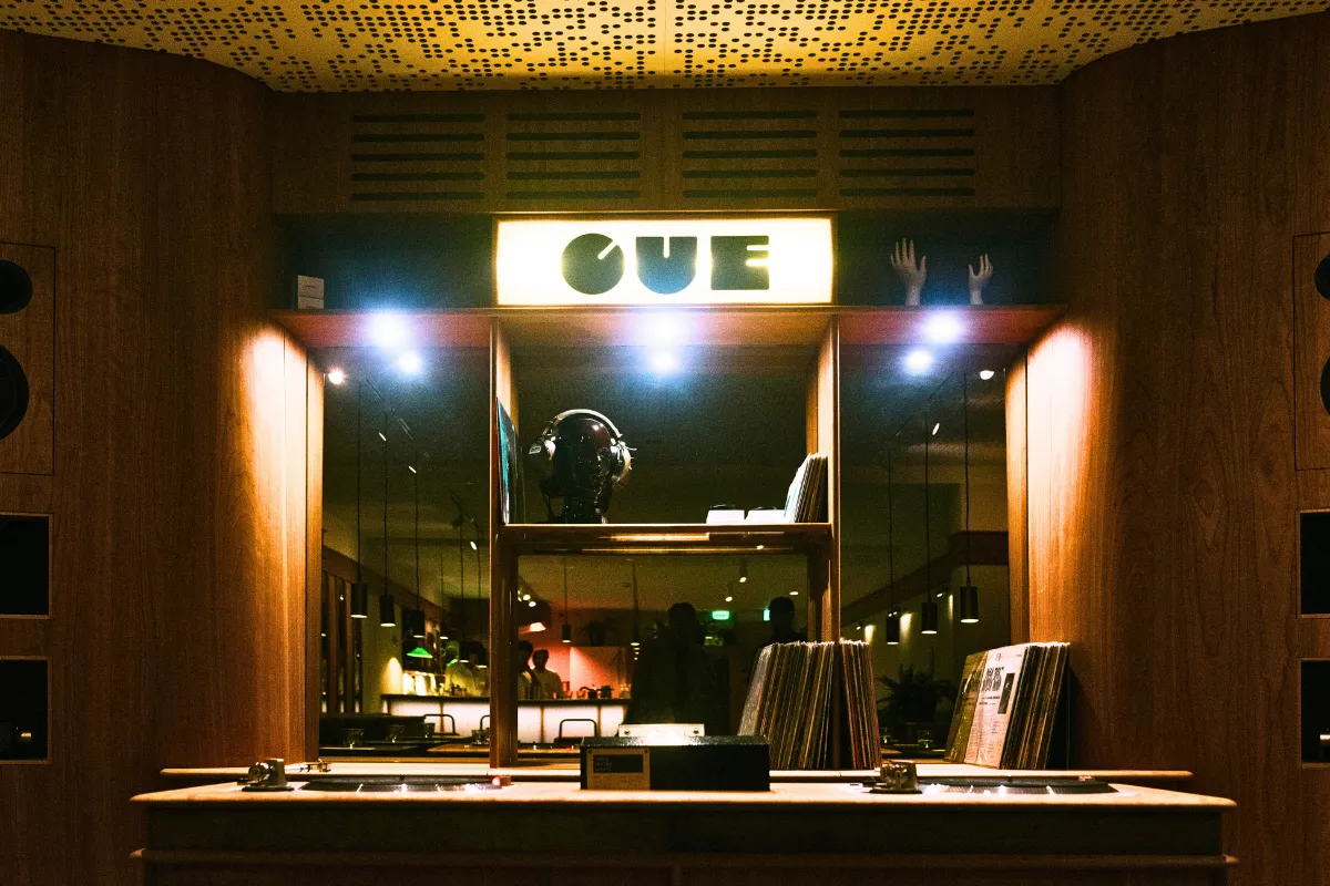 CUE Amsterdam: Açık Ateş, İyi Müzik ve Michelin Yıldızlı Bir Akşam