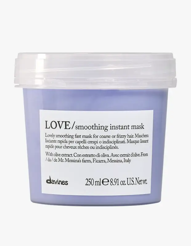 Marka Adı: Davines
Ürün Adı: Davines Unisex Love Smoothing Anında Saç Maskesi
Ürün Cinsiyeti: Unisex
Ürün Tipi: Saç Maskesi
Ürün Sezonsallığı: Belirtilmemiş
Ürün Çeşidi: Yumuşatıcı ve Elektriklenme Karşıtı Saç Maskesi
Ürün Özellikleri: Minuta Zeytini özüyle zenginleştirilmiş bu anında etki eden saç maskesi, kalın telli veya elektriklenen asi saçlar için özel olarak formüle edilmiştir. Yağ asitleri ve vitaminler açısından zengin içeriği sayesinde saç tellerini derinlemesine besleyerek pürüzsüz, yumuşak ve kolay kontrol edilebilir bir görünüm kazandırır. Ficarra, Messina, İtalya'daki Mr. Messina'nın çiftliğinden gelen zeytin özleri ile geliştirilmiş bu maske, 250 ml'lik pratik bir ambalajda sunulur.
Öne Çıkan Detaylar:
- Minuta Zeytini özüyle zenginleştirilmiş formül
- Kalın telli ve elektriklenen saçları anında yumuşatma etkisi
- Pürüzsüz, kolay taranan ve kontrollü saç görünümü sağlama
Kimler Kullanıyor?: Saçlarında elektriklenme, kabarma ve kontrolsüzlük sorunu yaşayan, pürüzsüz ve yumuşak bir doku arayışında olan bireyler için tasarlanmıştır. Özellikle kalın telli ve asi saçlara sahip olanlar, bu maske ile saçlarını kolayca disiplin altına alarak parlak ve ipeksi bir görünüme kavuşabilirler.