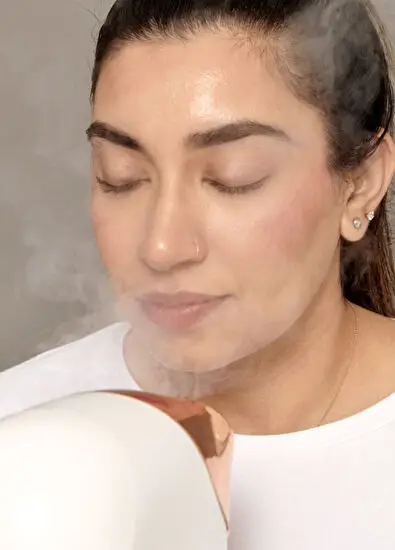 Marka Adı: Dr. Dennis Gross
Ürün Adı: Dr. Dennis Gross Drx Pro Facial Steamer Buharlı Cilt Bakım Cihazı
Ürün Cinsiyeti: Unisex
Ürün Tipi: Buharlı Cilt Bakım Cihazı
Ürün Sezonsallığı: Belirtilmemiş
Ürün Çeşidi: Yüz Buhar Makinesi
Ürün Özellikleri: Bu modern ve şık tasarımlı buharlı cilt bakım cihazı, gelişmiş mikro buhar teknolojisi ile cildi sadece 9 dakikada derinlemesine temizler ve detoksifiye eder. Geniş buhar başlığı sayesinde yüze kontrollü bir sıcaklık dağılımı sunarak, her cilt tipine uygun bir deneyim sağlar. Gözenekleri nazikçe açarak ciltte biriken kir ve kalıntılardan arındırır, aynı zamanda yoğun nem sağlayarak cilde sağlıklı ve ışıltılı bir görünüm kazandırmayı amaçlar.
Öne Çıkan Detaylar:
- Gelişmiş mikro buhar teknolojisi ile 9 dakikada etkili cilt detoksu
- Geniş buhar başlığı sayesinde kontrollü sıcaklık ve her cilt tipine uygunluk
- Gözenekleri nazikçe açarak cildi kirden arındırma ve yoğun nemlendirme
Kimler Kullanıyor?: Ev konforunda profesyonel spa deneyimini arayanlar, cilt bakım rutinlerini bir üst seviyeye taşımak isteyenler ve cildine sağlıklı bir ışıltı katmayı hedefleyen herkes bu cihazla tazelenmiş, yumuşak ve neme doymuş bir cilde kavuşabilir. Yoğun şehir temposunun cilde etkilerini azaltmak, gözeneklerini derinlemesine temizlemek ve bakım ürünlerinin etkinliğini artırmak isteyenler için idealdir.