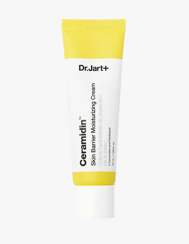 Marka Adı: Dr.Jart+
Ürün Adı: Dr.Jart+ Ceramidin Cilt Bariyeri Nemlendirici Krem
Ürün Cinsiyeti: Unisex
Ürün Tipi: Nemlendirici Krem
Ürün Sezonsallığı: Dört Mevsim
Ürün Çeşidi: Cilt Bariyeri Destekleyici Nemlendirici
Ürün Özellikleri: Bu Dr.Jart+ Ceramidin Cilt Bariyeri Nemlendirici Krem, cildin doğal bariyerini güçlendirmek ve derinlemesine nemlendirmek üzere özel olarak formüle edilmiştir. İçeriğinde 5 farklı seramid ve panthenol barındırarak cildin nem bariyerini destekler, nem kaybını önlemeye yardımcı olur ve cildi çevresel faktörlere karşı daha dirençli hale getirir. 50 ml'lik pratik tüp ambalajı ile kolayca uygulanabilir ve cilde pürüzsüz, rahat bir his bırakır. Hafif yapılı dokusu sayesinde ciltte ağırlık yapmaz ve hızlıca emilir.
Öne Çıkan Detaylar:
- Cilt bariyerini güçlendirmeye yardımcı olan 5 Seramid ve Panthenol içerir.
- Cilde yoğun nem desteği sağlar ve nem kaybını en aza indirmeyi hedefler.
- 50 ml'lik boyutuyla günlük kullanıma ve taşımaya uygundur.
Kimler Kullanıyor?: Cilt bariyerini güçlendirmek, kuruluk ve hassasiyet problemlerini gidermek isteyen herkes için idealdir. Çevresel etkenlere karşı cildini koruma altına almak, nem dengesini sağlamak ve daha sağlıklı bir cilt görünümüne kavuşmak isteyenler, bu seramid ve panthenol zengini formülü günlük rutinlerine dahil edebilirler. Tüm cilt tiplerinin kullanımına uygun olup, özellikle nem kaybı yaşayan ve bariyer desteğine ihtiyaç duyan ciltler için önerilir.