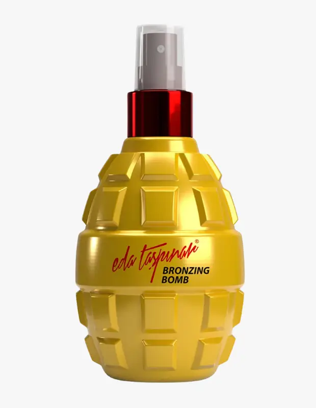 Marka Adı: Eda Taşpınar
Ürün Adı: Eda Taşpınar Bronzing Bomb
Ürün Cinsiyeti: Belirtilmemiş
Ürün Tipi: Bronzlaştırıcı Yağ
Ürün Sezonsallığı: Yaz
Ürün Çeşidi: Yoğun Bronzlaştırıcı
Ürün Özellikleri: Bu ürün, ikonik bomba formunda tasarlanmış altın rengi, dokulu bir sprey şişesinde sunulur. Şişenin üst kısmında metalik kırmızı bir halka ve şeffaf bir püskürtücü bulunur. Karayip roucou yağı, havuç ve ceviz özleri içeren özel formülü sayesinde, güneşe maruz kalma süresini en aza indirerek efsanevi ve derin bir kara bronzluk elde etmeyi hedefler. Yoğun bronzlaşma sağlamasıyla öne çıkar.
Öne Çıkan Detaylar:
- Efsanevi kara bronzluk vadeden özel formül.
- Karayip roucou yağı, havuç ve ceviz özleri ile zenginleştirilmiş içerik.
- İkonik bomba şeklinde, dikkat çekici şişe tasarımı.
Kimler Kullanıyor?: Kısa sürede belirgin, derin ve dikkat çekici bir bronzluk arayanlar, tatillerinde geçirdikleri sınırlı zamanı en verimli şekilde kullanarak efsanevi bir kara bronzluk tonuna ulaşmak isteyenler bu yoğun bronzlaştırıcı yağı tercih edebilir. Güneş altında geçirilen süreyi minimuma indirirken cildine kusursuz bir esmerlik kazandırmak isteyen herkes için idealdir.
