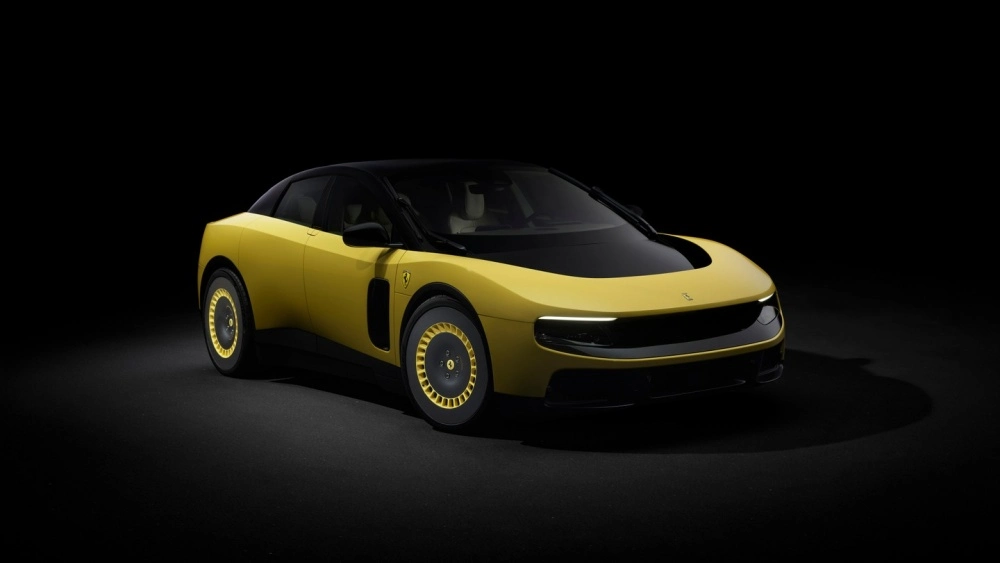 Koyu bir arka plan önünde, altın sarısı renkte, minimalist ve akıcı hatlara sahip, jantlarında sarı detaylar barındıran modern bir elektrikli Ferrari Luce modelinin dış tasarımı ön ve yan açılardan sergileniyor.