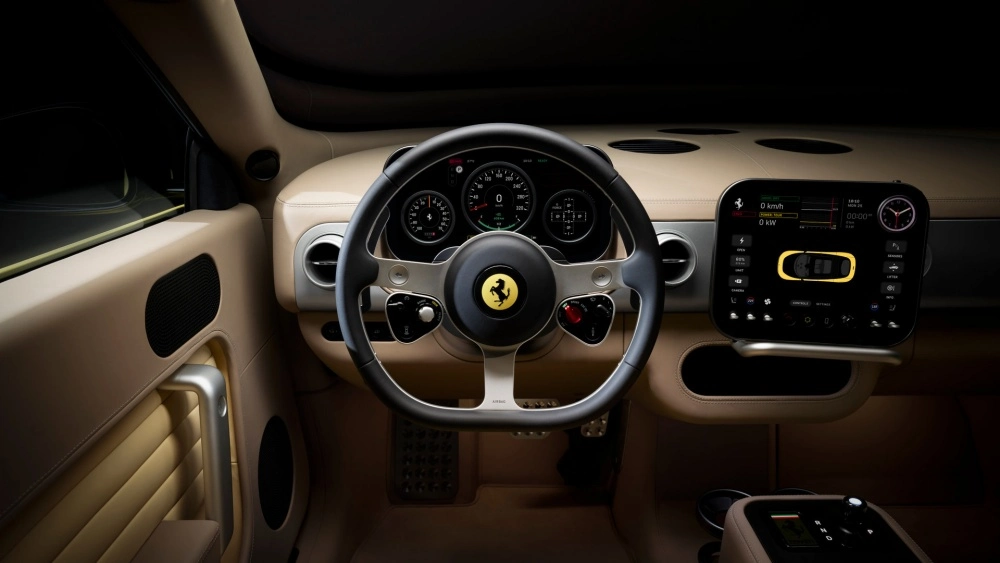 Ferrari Luce elektrikli otomobilin, ortasında klasik Ferrari logosu bulunan siyah direksiyon simidi, bej deri kaplı lüks iç mekan tasarımı ve modern dijital göstergeler ile geniş multimedya ekranını detaylı olarak sergileyen bir görüntü.