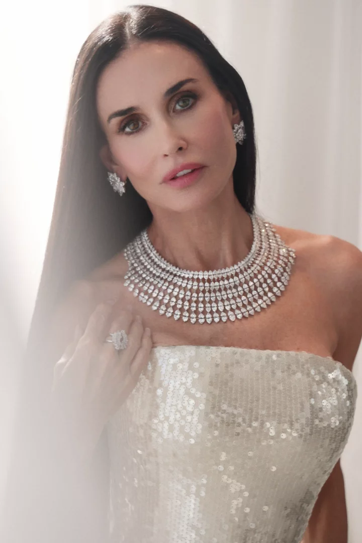 Cannes mücevherleri başlığı altında yer alan bu karede, Chopard'ın imzasını taşıyan gösterişli çok katmanlı pırlanta kolye, parlak küpeler ve büyük yüzüğüyle göz kamaştıran Demi Moore, ışıltılı pul payetli straplez elbisesi içinde zarifçe kameraya bakıyor.