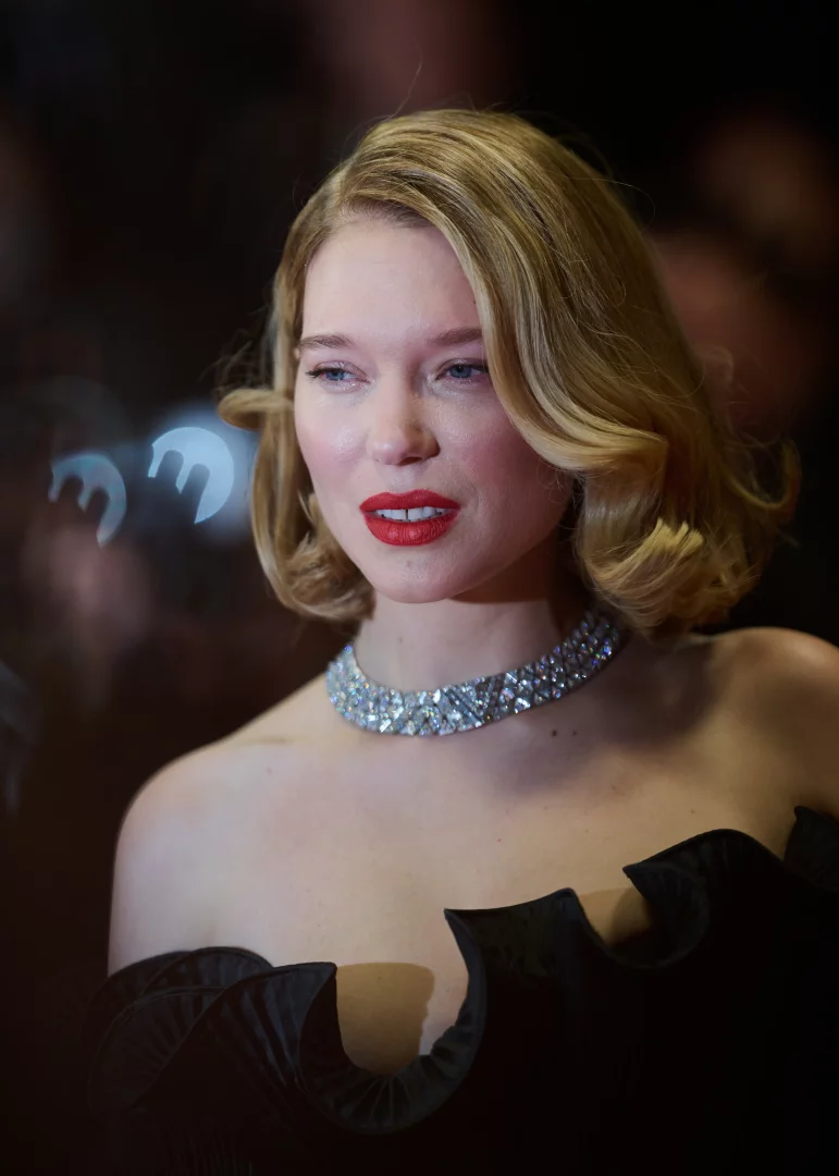 En İyi Cannes Mücevherleri başlığına uygun olarak, Lea Seydoux, sarı dalgalı saçları, parlak kırmızı ruju ve Louis Vuitton imzalı geniş, ışıl ışıl pırlanta gerdanlığıyla Cannes kırmızı halısında siyah straplez elbisesi içinde büyüleyici bir zarafet sergiliyor.