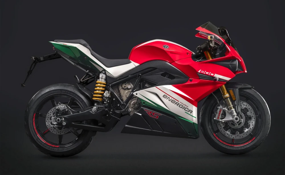 Kırmızı, beyaz ve yeşil İtalyan bayrağı renkleriyle kaplı, Energica Ego elektrikli yarış motosikleti superbike, ENERGICA ve EGO logolarıyla yan profilden koyu arka plan üzerinde görünüyor; sarı süspansiyonu ve jantlarındaki kırmızı şerit detayları sportif tasarımını vurguluyor.