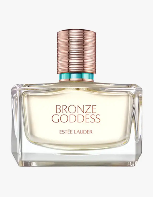 Marka Adı: Estée Lauder
Ürün Adı: Estée Lauder Kadın Bronze Goddess Eau Fraîche
Ürün Cinsiyeti: Kadın
Ürün Tipi: Parfüm
Ürün Sezonsallığı: Yaz
Ürün Çeşidi: Vanilyalı
Ürün Özellikleri: Bu Estée Lauder Kadın Bronze Goddess Eau Fraîche parfüm, dikdörtgen formda, şık ve şeffaf cam şişesiyle dikkat çeker. İçinde hafif sarımsı bir sıvı bulunan parfüm, bakır rengi yivli kapağı ve altındaki turkuaz detayıyla estetik bir görünüm sunar. Ürünün ön yüzünde markanın ve ürün adının sıcak kahverengi tonlarda yazılı olduğu görülür. Hindistan cevizi sütü ve sıcak kehribar notalarını bir araya getirerek, tende güneşin sıcaklığını ve kumsalın özgürlüğünü hissettiren kremsi ve güneşli bir vanilya yorumudur. Beyaz çiçek ve amber notalarıyla dengelenmiş, yaz ayları için ideal, ferah ve kalıcı bir koku deneyimi sunar.
Öne Çıkan Detaylar:
- Tende güneşin sıcaklığını ve kumsalın özgürlüğünü hissettiren kremsi ve güneşli vanilya yorumu.
- Hindistan cevizi sütü ve sıcak kehribarın modern ve dengeli buluşması.
- Şık cam şişe tasarımı, bakır rengi yivli kapak ve turkuaz detaylı estetik görünüm.
Kimler Kullanıyor?: Bu parfüm, bronz tende güneşli akorlarla bütünleşen, çekici ve samimi bir koku arayan kadınlar için idealdir. Özellikle yaz akşamlarında hem yumuşak bir feminenlik hem de etkileyici bir yayılım performansı bekleyenler, beyaz çiçekler ve amber ile dengelenmiş vanilya notalarının sunduğu bu modern ve dikkat çekici imzayı tercih edebilirler.