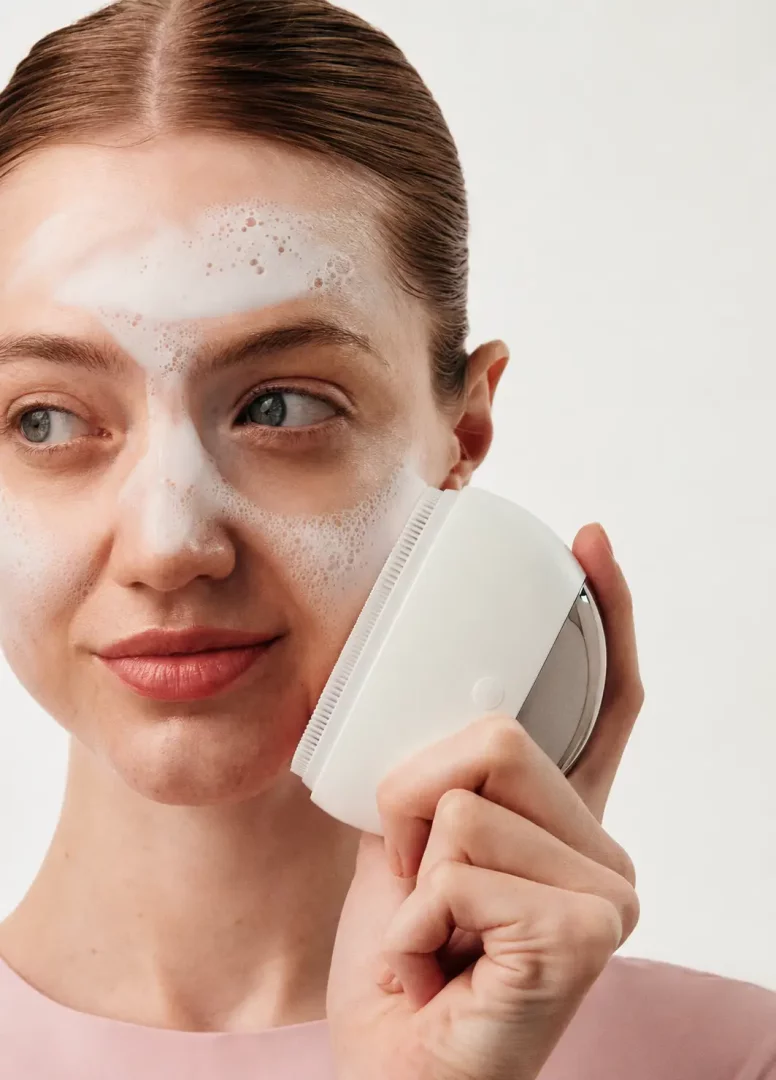 Marka Adı: Fakir
Ürün Adı: Fakir iyo Ultrasonic Wave Face Cleanser
Ürün Cinsiyeti: Unisex
Ürün Tipi: Cilt Temizleme Cihazı
Ürün Sezonsallığı: Belirtilmemiş
Ürün Çeşidi: Ultrasonik ve Titreşimli Yüz Temizleme Cihazı
Ürün Özellikleri: Fakir iyo Ultrasonic Wave Face Cleanser, modern ve ergonomik tasarımıyla dikkat çeken, cildi derinlemesine temizlemeye yönelik bir teknolojidir. Beyaz renkli, elde rahat kavranabilen gövdesi ve yan tarafındaki parlak metalik detayıyla şık bir görünüme sahiptir. Cihazın yumuşak dokulu fırça başlığı, cilt yüzeyine nazikçe temas ederken, ultrasonik ses dalgaları ve yüksek frekanslı titreşimler aracılığıyla gözeneklerdeki yağı, makyaj kalıntılarını ve şehir kirliliğini etkili bir şekilde yüzeye çıkarır. Ölü hücrelerin arındırılmasına ve kan dolaşımının hızlanmasına yardımcı olarak cildin doğal ışıltısını ortaya çıkarmayı hedefler.
Öne Çıkan Detaylar:
- Ultrasonik ses dalgaları ve yüksek frekanslı titreşim teknolojisi
- Derinlemesine gözenek temizliği ve ölü hücre arındırma
- Ergonomik ve şık, beyaz tasarım
Kimler Kullanıyor?: Bu ürün, cilt bakım rutinini bir üst seviyeye taşımak isteyen, şehir hayatının getirdiği kirliliğin izlerini cildinden arındırmayı hedefleyen ve ev konforunda profesyonel temizlik deneyimi arayan kişiler için idealdir. Cilt sağlığına özen gösteren, daha canlı, pürüzsüz ve ışıltılı bir cilt görünümü arayan herkesin tercih edebileceği, teknoloji ve bakımı bir araya getiren modern bir çözümdür.