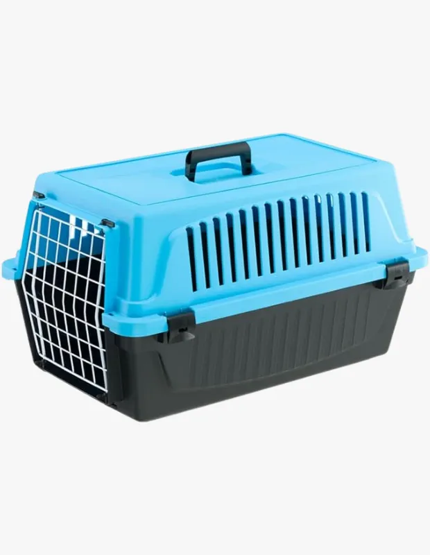 Marka Adı: Ferplast
Ürün Cinsiyeti: Belirtilmemiş
Ürün Tipi: Sert Taşıma Kutusu
Ürün Sezonsallığı: Belirtilmemiş
Ürün Çeşidi: Kedi ve Köpek Taşıma Kutusu
Ürün Özellikleri: Bu açık mavi ve koyu gri renkli sert plastik taşıma kutusu, evcil hayvanların güvenli ve konforlu seyahat etmesi için tasarlanmıştır. Sağlam plastik malzemesi, darbelere karşı dayanıklılık sunarken, temizliğini de kolaylaştırır. Kutunun ön kısmında beyaz metal ızgara kapı bulunur ve üst ile yan kısımlardaki dikey havalandırma delikleri içeride sürekli bir hava akışı sağlar. Üst bölümde entegre siyah bir taşıma sapı yer alır ve kutunun iki parçalı yapısı yanlarda bulunan siyah klipslerle güvenli bir şekilde birleştirilir. Genellikle 8 kg ağırlığa kadar evcil hayvanlar için uygun olan bu model, fonksiyonel ve pratik bir kullanım sunar.
Öne Çıkan Detaylar:
- Darbelere ve dış etkenlere karşı üstün koruma sağlayan sert plastik gövde.
- Kedinizin veya köpeğinizin rahat nefes almasını sağlayan çok yönlü havalandırma sistemi.
- Ergonomik taşıma sapı ile kolay ve dengeli elde taşıma imkanı sunar.
Kimler Kullanıyor?: Evcil hayvanlarını veteriner ziyaretlerine, kısa mesafeli seyahatlere veya araba yolculuklarına güvenle götürmek isteyen, temizliğe ve hijyene önem veren kedi veya küçük/orta boy köpek sahipleri bu ürünü tercih edebilir. Özellikle evcil dostlarının dış uyaranlardan korunarak daha sakin bir yolculuk deneyimi yaşamasını arzulayanlar ve zorlu seyahat koşullarında dahi sağlam bir taşıma çözümü arayanlar için idealdir.