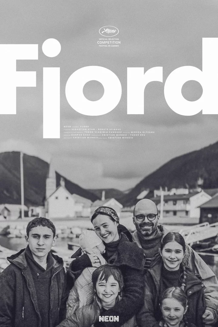 Fjord filminin siyah beyaz afişi, arka planda dağlık bir kıyı kasabası ve su manzarası olan bir fiyordun önünde, neşeyle gülümseyen iki yetişkin ve dört çocuktan oluşan sıcak bir grubu tasvir ediyor; afişin üst kısmında Cannes Film Festivali resmi seçkisi bilgileri yer alıyor.