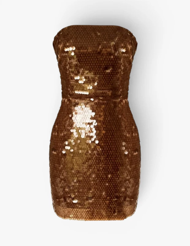 Marka Adı: Gigii's
Ürün Adı: Gigii's Kadın Loren Mini Glam Elbise
Ürün Cinsiyeti: Kadın
Ürün Tipi: Abiye Elbise
Ürün Sezonsallığı: İlkbahar/Yaz
Ürün Çeşidi: Payetli Elbise
Ürün Özellikleri: Baştan aşağı bronz kahve tonlarında ışıltılı payetlerle kaplı, straplez yaka kesimine ve vücudu saran mini boy silüete sahip, modern ve göz alıcı bir abiye elbise. Özel davetlerde dikkat çekici ve şık bir görünüm sunar.
Öne Çıkan Detaylar:
- Baştan aşağı bronz payet kaplama
- Modern straplez yaka tasarımı
- Vücuda oturan dar mini kesim
Kimler Kullanıyor?: Gece davetlerinde, mezuniyet törenlerinde veya after-party etkinliklerinde ışıltısıyla öne çıkmak isteyen, cesur ve sofistike bir stil sahibi kişiler bu elbiseyi tercih edebilir. Hareketli ve eğlenceli ortamlara uyum sağlayan, kendine güvenli bir duruş arayan kadınlar için idealdir.