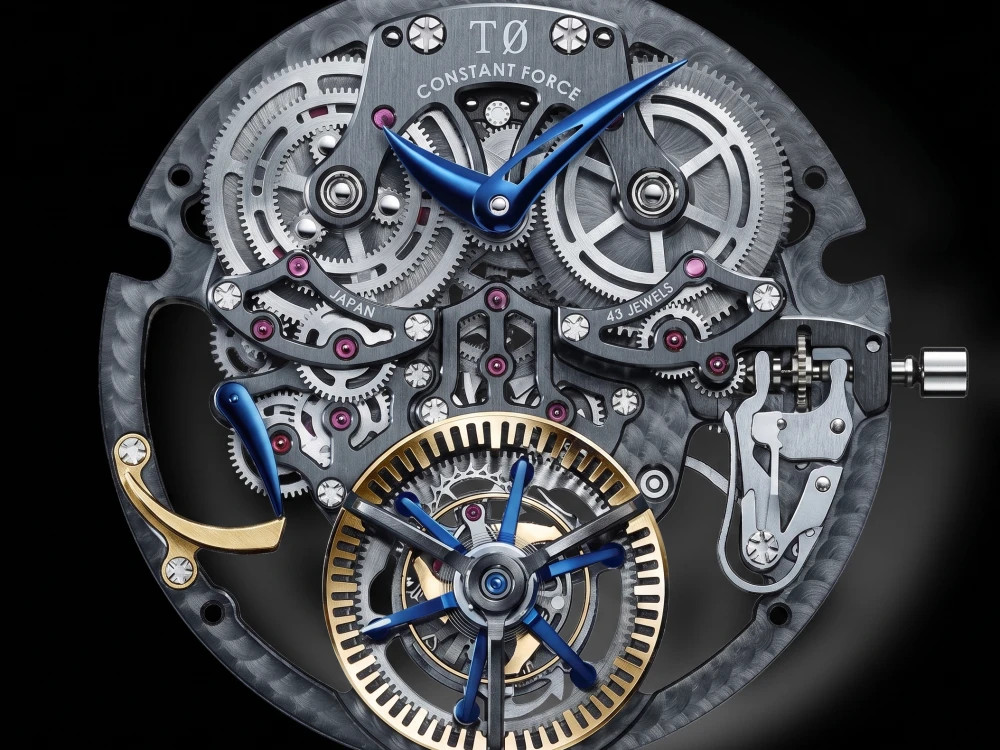 Grand Seiko'nun detaylı bir görüntüsü olan bu Japon saat mekanizması, karmaşık dişli sistemi, parlak mavi ibreleri, yakut taşları ve göz alıcı tourbillon mekanizmasıyla ileri düzey hassasiyeti ve mühendisliği sergiliyor.