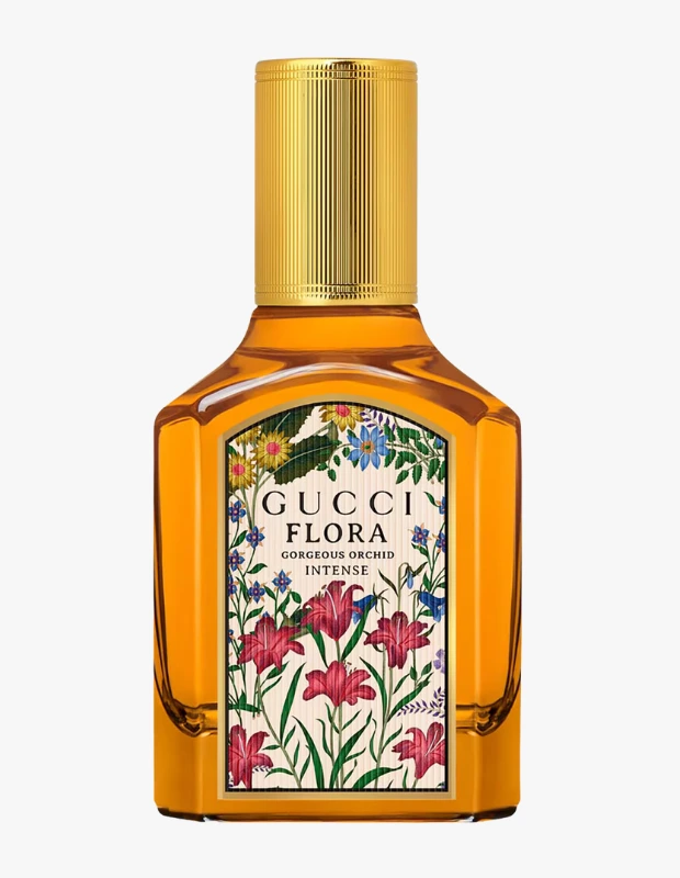 Marka Adı: Gucci
Ürün Adı: Gucci Kadın Flora Gorgeous Orchid Intense Parfüm
Ürün Cinsiyeti: Kadın
Ürün Tipi: Parfüm
Ürün Sezonsallığı: Yaz
Ürün Çeşidi: Çiçeksi Odunsu Parfüm
Ürün Özellikleri: Altın rengi yivli kapak ve amber renkli sıvısıyla lüks bir görünüme sahip, şık bir cam şişede sunulan bu parfüm, markanın ikonik floral desenlerini taşıyan estetik bir etikete sahiptir. Vanilya ile zenginleştirilmiş odunsu koyu kakao notaları, kremsi orkide çiçekleriyle birleşerek derin ve yoğun bir karakter yaratırken, ferah ve tuzlu ozonik akor ile canlanarak sofistike bir deneyim sunar. Kadınlara özel olarak tasarlanmış bu parfüm, kalıcılığı ve etkileyici kokusuyla yaz aylarında ferahlığını korur.
Öne Çıkan Detaylar:
- Kırmızı zambaklar ve çeşitli floral motiflerle süslenmiş zarif etiket tasarımı.
- Vanilya, koyu kakao ve kremsi orkide çiçeklerinin yoğun ve derin harmanı.
- Altın rengi, yivli kapağı ve kehribar rengi sıvısı ile lüks ve çekici bir görünüm.
Kimler Kullanıyor?: Romantik, zarif ve zamansız bir feminenliğe sahip, güçlü ve kalıcı bir koku arayan kadınlar için idealdir. Özgün karakteriyle dikkat çekmeyi seven, hem gündüz hem de yaz akşamlarında derin ve çekici bir etki bırakmak isteyen bireylerin koku gardırobuna zarafet katacaktır.