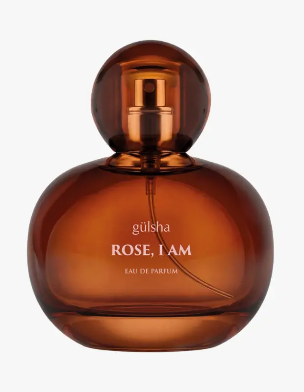 Marka Adı: Gülsha
Ürün Adı: Gülsha Kadın Rose, I Am Eau de Parfum
Ürün Cinsiyeti: Kadın
Ürün Tipi: Parfüm
Ürün Sezonsallığı: Yaz
Ürün Çeşidi: Çiçeksi Parfüm
Ürün Özellikleri: Gülsha Rose, I Am Eau de Parfum, Rosa Damascena güllerinden ilham alan çiçeksi notalarıyla öne çıkar. Amber rengi, zarif yuvarlak hatlara sahip cam şişesi ve püskürtücü mekanizması ile sunulan bu parfüm, mandalina ve cassis notalarıyla aydınlanan ferah bir açılışa sahiptir. Kalbinde zarif gül notaları ve beyaz çiçekler barındırarak, modern ve ferah bir çiçeksi kompozisyon sunar.
Öne Çıkan Detaylar:
- Rosa Damascena güllerinden ilham alan özgün formül
- Mandalina ve cassis ile canlanan ferah açılış notaları
- Zarif gül ve beyaz çiçeklerin harmonik buluşması
Kimler Kullanıyor?: Feminen dokunuşları seven ancak ağır olmayan kokular tercih edenler için ideal olan bu parfüm, romantik ve zarif bir stil arayışında olanların favorisi olmaya adaydır. Özellikle gül, yasemin ve beyaz çiçeklerin tazeliğini teninde taşımak isteyenler, yaz gardırobunun vazgeçilmez bir parçası olarak bu çiçeksi kompozisyonu benimseyeceklerdir.