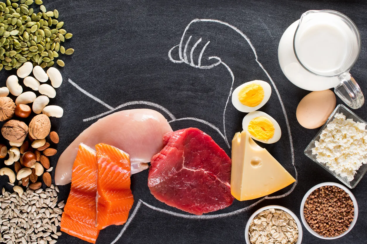 Kas gelişimi için protein içeren besinler ve spor temalı görsel