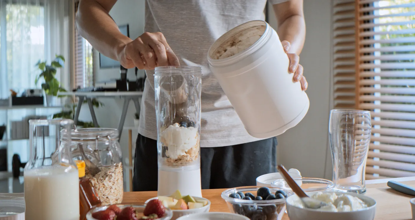 Protein tozu ile hazırlanan pratik smoothie ve kahvaltı alternatifi