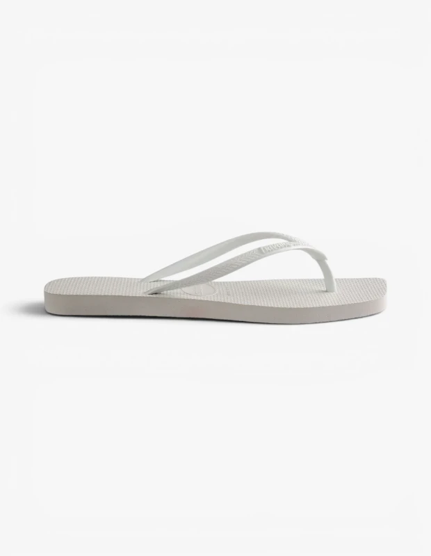 Marka Adı: Havaianas
Ürün Adı: Havaianas Kadın Square Terlik Beyaz
Ürün Cinsiyeti: Kadın
Ürün Tipi: Terlik
Ürün Sezonsallığı: Yaz
Ürün Çeşidi: Parmak Arası Terlik
Ürün Özellikleri: Bu parmak arası kadın terlik, klasik ve minimalist tasarımı modern bir dokunuşla birleştirir. Yüksek kaliteli, esnek ve dayanıklı kauçuk malzemeden üretilmiş olup, uzun süreli rahatlık ve kullanım sunar. Terliğin mat beyaz renkteki dokulu tabanı, ayak tabanına rahat bir his verirken, ince ve zarif bantlarından birinde Havaianas logosu bulunur. Kare kesimli taban kenarları, terliğe çağdaş ve şık bir görünüm kazandırır, bu da onu hem plaj hem de şehir kombinleri için uygun hale getirir.
Öne Çıkan Detaylar:
- Minimalist ve çağdaş kare kesim taban tasarımı
- Esnek ve dayanıklı, kaliteli kauçuk malzeme
- Bantlardan birinde zarif Havaianas logo detayı
Kimler Kullanıyor?: Modern şehir yaşamının dinamik ritmine ayak uydururken aynı zamanda rahatlığından ödün vermek istemeyen, şıklığı sadelikte bulan bireyler bu terliği tercih edebilirler. Plaj şıklığından günlük yaz kombinlerine, minimalist ve konforlu parçaları gardırobuna eklemeyi seven herkesin stilini tamamlayacak zamansız bir seçenektir. Zarafet ile pratikliği birleştiren bu terlik, zahmetsizce şık görünmeyi sevenlerin vazgeçilmezi olabilir.