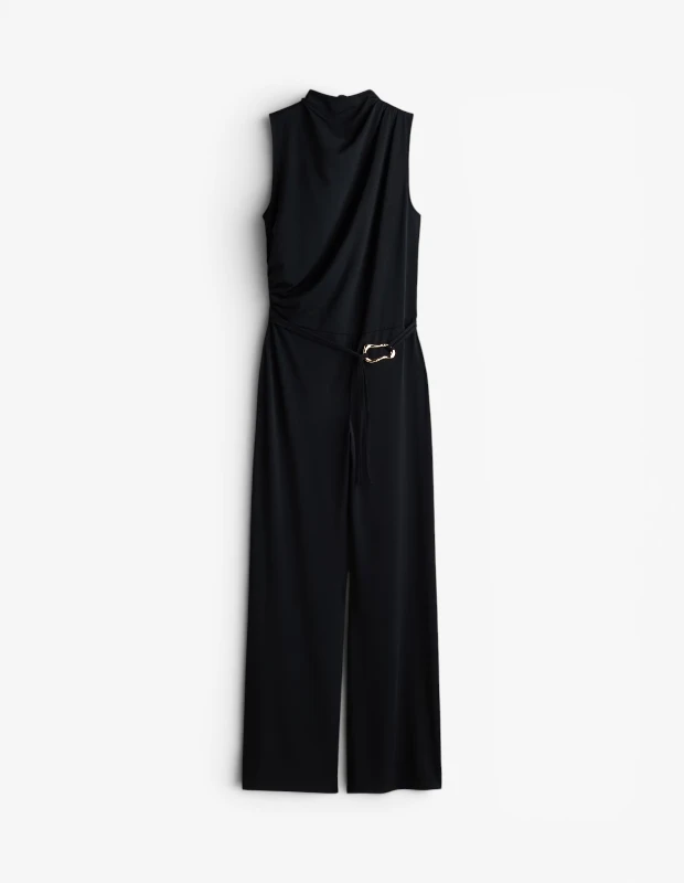 Marka Adı: H&M
Ürün Adı: H&M Kadın Drapeli Tulum
Ürün Cinsiyeti: Kadın
Ürün Tipi: Tulum
Ürün Sezonsallığı: Yaz
Ürün Çeşidi: Drapeli Tulum
Ürün Özellikleri: Siyah renkte, kolsuz ve dik yakalı bu tulum, üst bedende zarif drapelerle hareket kazanmıştır. Beli kendi kumaşından bağlamalı bir kuşakla vurgulanmış olup, bu kuşak parlak, dekoratif metalik bir toka ile tamamlanmıştır. Akışkan ve yumuşak dökümlü kumaşı sayesinde vücuda nazikçe otururken, geniş paça kesimi modern ve rahat bir siluet sunar. Minimalist tasarımı ve dikkat çekici detaylarıyla hem şık hem de konforlu bir kullanım vaat eder.
Öne Çıkan Detaylar:
- Üst bedende zarif ve akışkan drape tasarımı
- Dekoratif metal tokalı, kendi kumaşından bağlamalı bel kuşağı
- Modern ve sofistike bir görünüm sunan dik yaka ve kolsuz kesim
Kimler Kullanıyor?: Zahmetsiz şıklığı modern detaylarla birleştirmeyi seven, hem günlük hayatta hem de özel davetlerde stilinden ödün vermek istemeyen kadınlar için bu tulum ideal bir seçenektir. Vücut hatlarını nazikçe takip eden akışkan kumaşları ve rahat kesimleri tercih eden, tek parçada güçlü ve elegan bir görünüm yaratmak isteyen herkes bu parçayı gardırobuna katabilir.