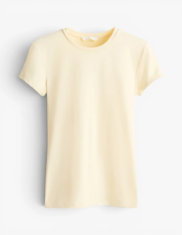 Marka Adı: H&M
Ürün Adı: H&M Mikrofiber T-shirt
Ürün Cinsiyeti: Belirtilmemiş
Ürün Tipi: T-shirt
Ürün Sezonsallığı: Dört Mevsim
Ürün Çeşidi: Mikrofiber T-shirt
Ürün Özellikleri:
Açık tereyağı sarısı renkte, sade ve minimalist tasarıma sahip kısa kollu bir t-shirt'tür. Mikrofiber kumaş yapısıyla hafif, yumuşak ve rahat bir kullanım sunar. Bisiklet yaka kesimi ve düz etek ucu ile klasik bir siluete sahiptir, günlük kullanım için ideal ve nefes alabilen yapısıyla konfor sağlar.
Öne Çıkan Detaylar:
- Yumuşak ve hafif mikrofiber kumaş yapısı
- Zamansız bisiklet yaka tasarımı
- Monokrom stillerle uyumlu tereyağı sarısı tonu
Kimler Kullanıyor?:
Günlük şıklığı ve konforu bir arada arayanlar, sade ve zamansız parçalarla minimalist bir gardırop oluşturmak isteyenler bu t-shirt'ü tercih edebilir. Özellikle monokrom stilin rafine ve zahmetsiz estetiğini benimseyen, çok yönlü ve kaliteli basic ürünlerle kombinlerini güçlendirmek isteyen herkesin kullanımına uygundur.
