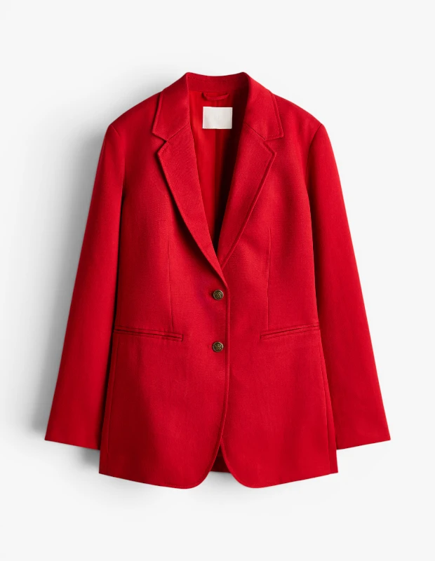 Marka Adı: H&M
Ürün Adı: H&M Kadın Blazer Ceket
Ürün Cinsiyeti: Kadın
Ürün Tipi: Ceket
Ürün Sezonsallığı: Her Mevsim
Ürün Çeşidi: Blazer
Ürün Özellikleri: Kırmızı renkli, klasik kesim blazer ceket. Geniş çentikli yakaya, önde iki adet büyük, hafif dokulu düğmeye ve iki kapaklı cebe sahip. Düz kesimi ve hafif oversize duruşuyla modern bir siluet sunar. Kumaşı hafif dokulu görünüyor ve temiz dikiş detaylarıyla şık bir bitişe sahiptir.
Öne Çıkan Detaylar:
- Canlı kırmızı rengi
- Geniş çentikli yaka detayı
- Ön kısmında yer alan iki adet dokulu düğme
Kimler Kullanıyor?: Zahmetsiz şıklığı ve modern dokunuşları bir arada arayan, gardırobunda hem klasik hem de trend parçalara yer verenler bu ceketi tercih edebilir. Güçlü ve sofistike bir duruş sergilemek isteyen, renkli ve cesur seçimleri rafine bir stille harmanlamayı seven, iş hayatından sosyal etkinliklere kadar farklı ortamlarda stil sahibi görünmeyi önemseyen kişiler için idealdir.