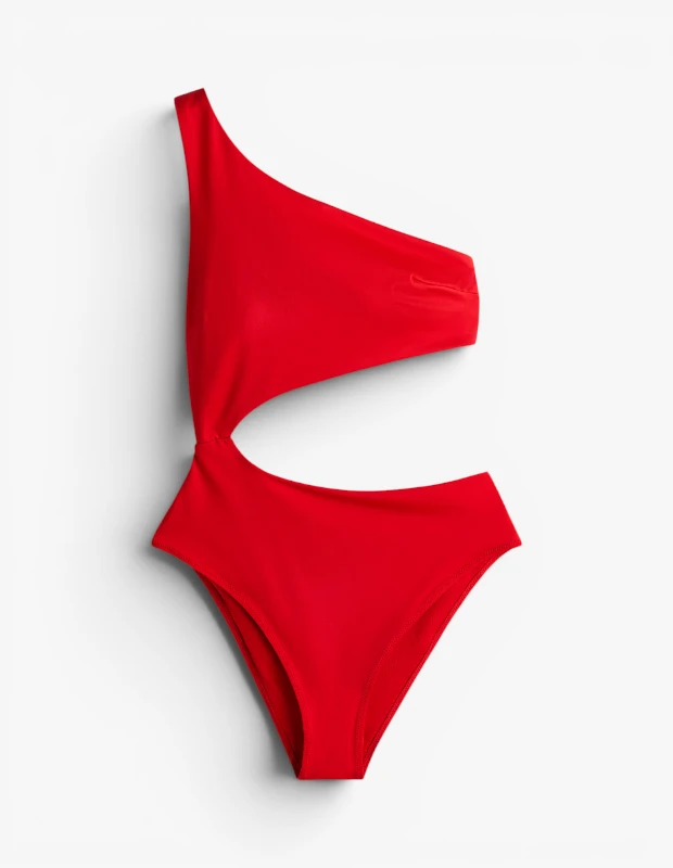 Marka Adı: H&M
Ürün Adı: H&M Kadın Cut-out Mayo
Ürün Cinsiyeti: Kadın
Ürün Tipi: Mayo
Ürün Sezonsallığı: Yaz
Ürün Çeşidi: Tek Parça Mayo
Ürün Özellikleri: Canlı kırmızı renkte, modern ve iddialı bir tasarıma sahip tek parça mayodur. Esnek ve pürüzsüz yapısıyla hareket özgürlüğü sunan mayo kumaşından üretilmiştir. Sol omuzu açık bırakan tek omuz kesimi ve bel hizasındaki stratejik cut-out detayı, vücut hatlarını vurgulayarak cesur ve asimetrik bir görünüm yaratır. Yüksek bacak kesimiyle bacak boyunu optik olarak uzatır ve çağdaş bir plaj stili sunar.
Öne Çıkan Detaylar:
- Enerjik ve dikkat çekici kırmızı renk
- Modern ve şık tek omuz tasarımı
- Vücut hatlarını vurgulayan cesur cut-out detayı
Kimler Kullanıyor?: Plajda veya havuz başında stilinden ödün vermek istemeyen, modern ve iddialı görünümleri benimseyenler bu mayoyu tercih edebilir. Trendleri yakından takip eden, cesur renkleri ve asimetrik kesimleri seven, yaz tatillerinde enerjik ve çekici bir duruş sergilemeyi arzulayan herkesin gardırobunda yer bulabilir. Şehir dışı kaçamaklardan beach club partilerine kadar geniş bir yelpazede kullanılabilen bu ürün, güçlü bir yaz estetiği yaratır.