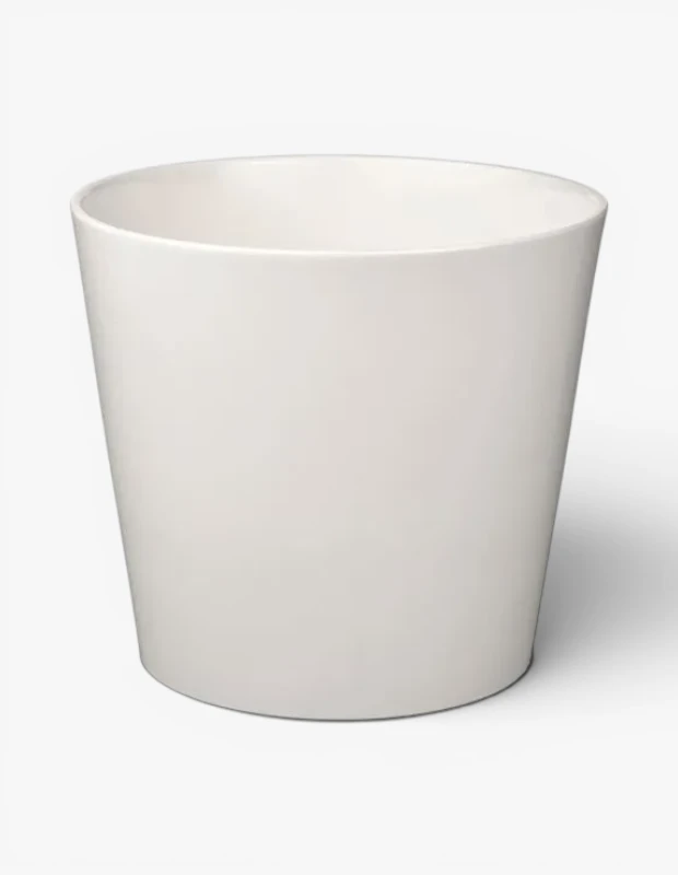 Marka Adı: Ikea
Ürün Adı: Ikea Beyaz Konik Bitki Saksısı
Ürün Cinsiyeti: Belirtilmemiş
Ürün Tipi: Bitki Saksısı
Ürün Sezonsallığı: Belirtilmemiş
Ürün Çeşidi: İç Mekan Bitki Saksısı
Ürün Özellikleri: Bu Ikea saksı, modern ve minimalist bir tasarıma sahip olup, bitkilerinizi sergilemek için idealdir. Pürüzsüz beyaz yüzeyi ve yukarı doğru hafifçe daralan konik formuyla her türlü iç mekan dekorasyonuna uyum sağlar. Sağlam yapısıyla bitkileriniz için dengeli bir taban oluştururken, şık görünümüyle bulunduğu ortama ferah ve aydınlık bir hava katar. Malzemesi görselden kesin olarak anlaşılamasa da seramik veya yüksek kaliteli plastik hissi vermektedir.
Öne Çıkan Detaylar:
- Beyaz, pürüzsüz ve mat yüzey
- Konik, modern ve minimalist tasarım
- İç mekan bitkileri için estetik bir çözüm
Kimler Kullanıyor?: Yaşam alanlarına minimalist ve modern bir dokunuş katmak isteyen, bitkilerle evini veya ofisini canlandırmayı seven herkes bu saksıyı tercih edebilir. Sade ve zamansız tasarımı sayesinde farklı bitki türleriyle kolayca uyum sağlar, bitki bakımını estetik bir deneyime dönüştürmek isteyen bireyler için idealdir. Her türlü dekorasyon stilini tamamlayarak mekanlara şık ve ferah bir atmosfer katar.