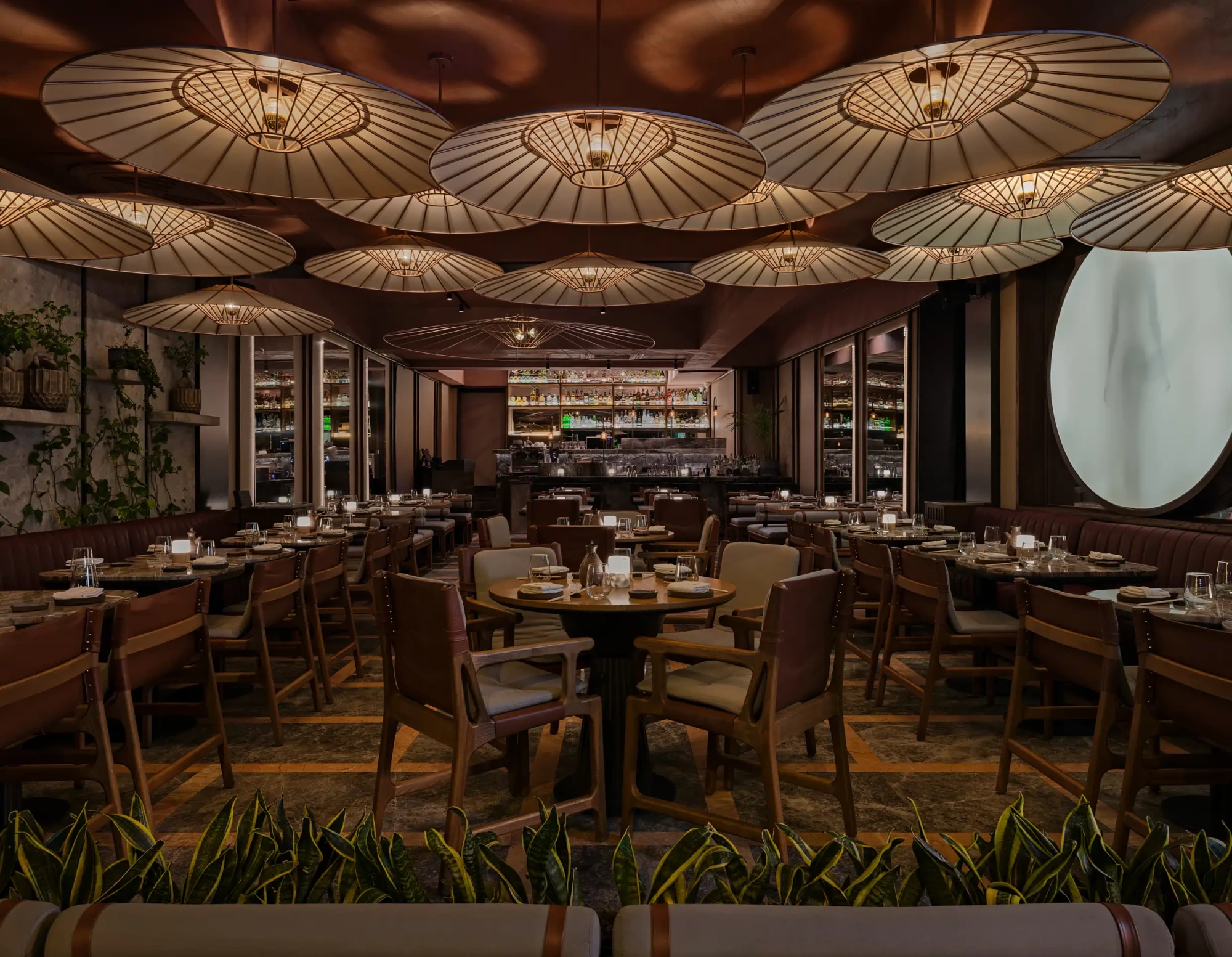 Tavandan sarkan büyük, şemsiye tarzı aydınlatmaların loş bir ışık yaydığı, ahşap masaları ve deri sandalyeleriyle modern Uzak Doğu çizgilerini taşıyan bu şık restoran, İstanbul'un önde gelen sushi mekanlarından birinin davetkar içini yansıtıyor.